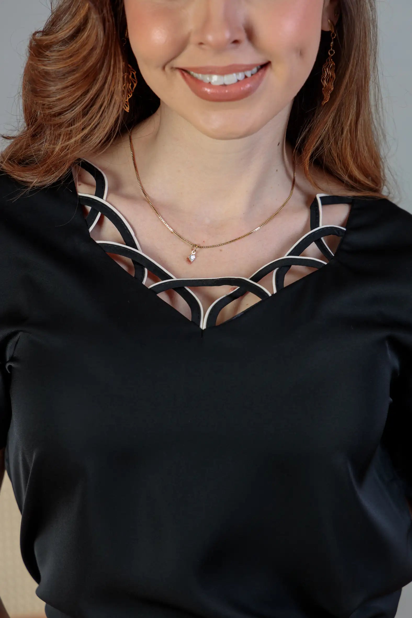 Blusa Manga Curta Detalhe Decote Crepe Touch Carolina Preta
