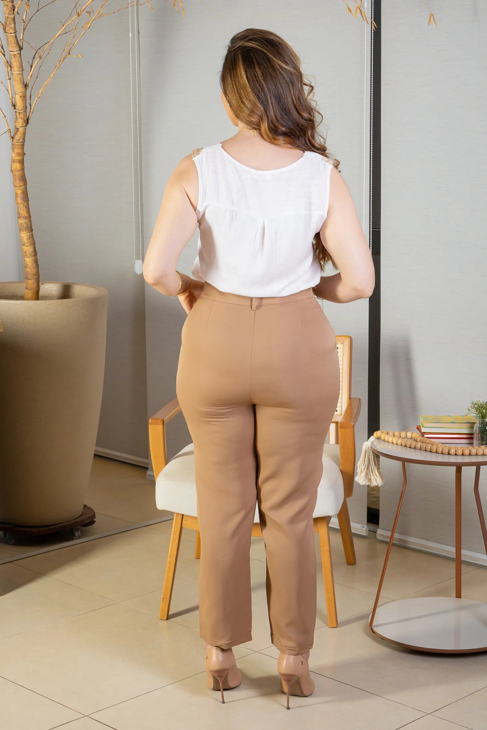 Conjunto: Blusa Regata Detalhe Bordado Visco-linho Ana Maria Braga Off White + Calça Corte Reto Detalhe Friso Crepe Milano Eliana Bezerra Bege