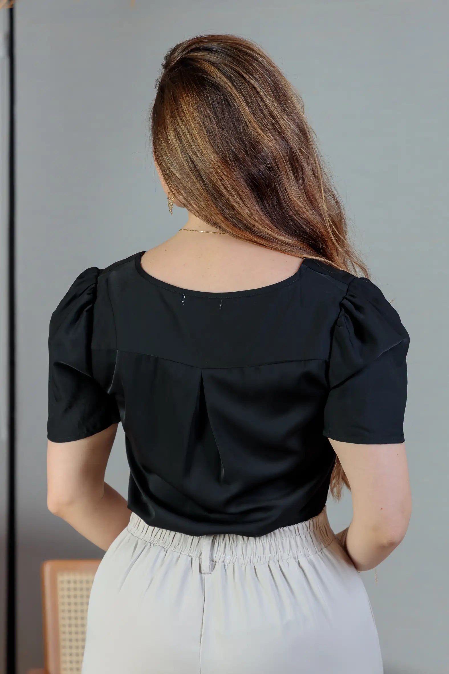 Blusa Manga Curta Detalhe Decote Crepe Touch Carolina Preta