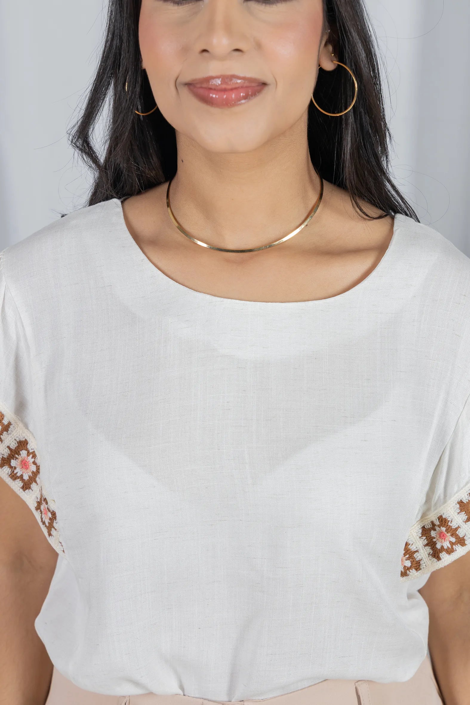 Blusa Manga Curta com Acabamento Bordado em Visco-linho Valéria Off White