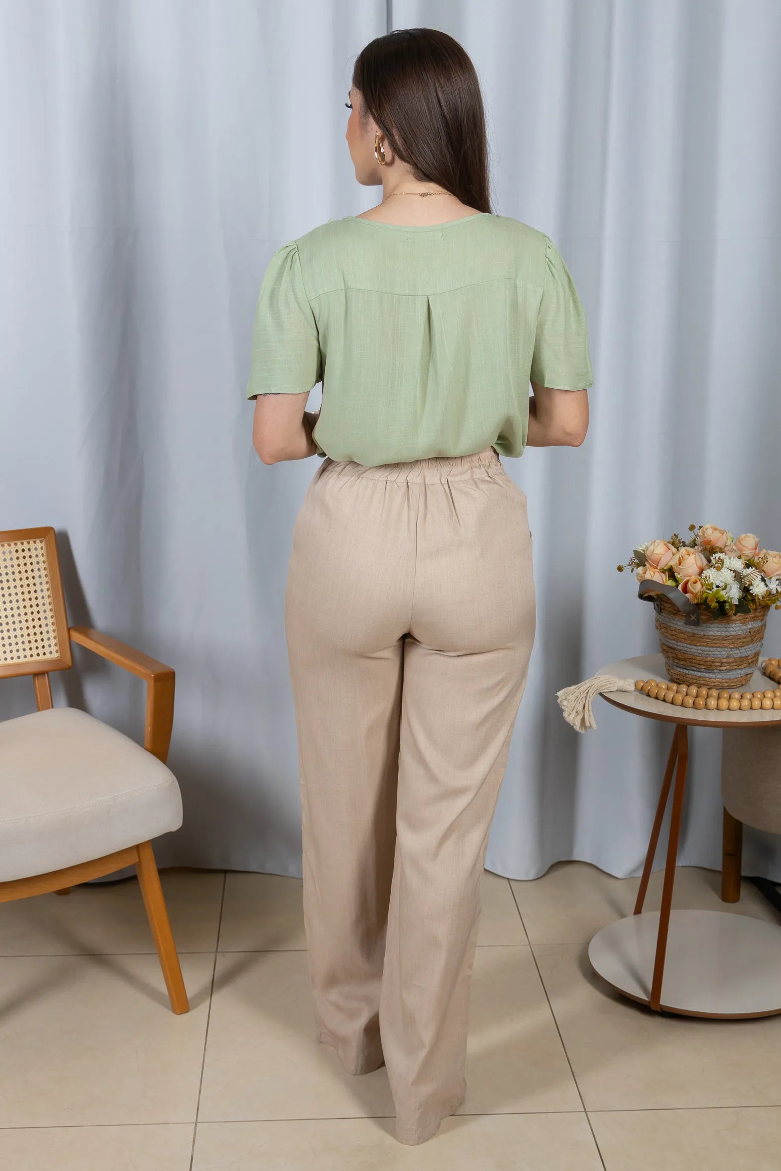 Blusa Manga Curta Visco-Linho Detalhe Colo Entrelaçado Naomi Verde