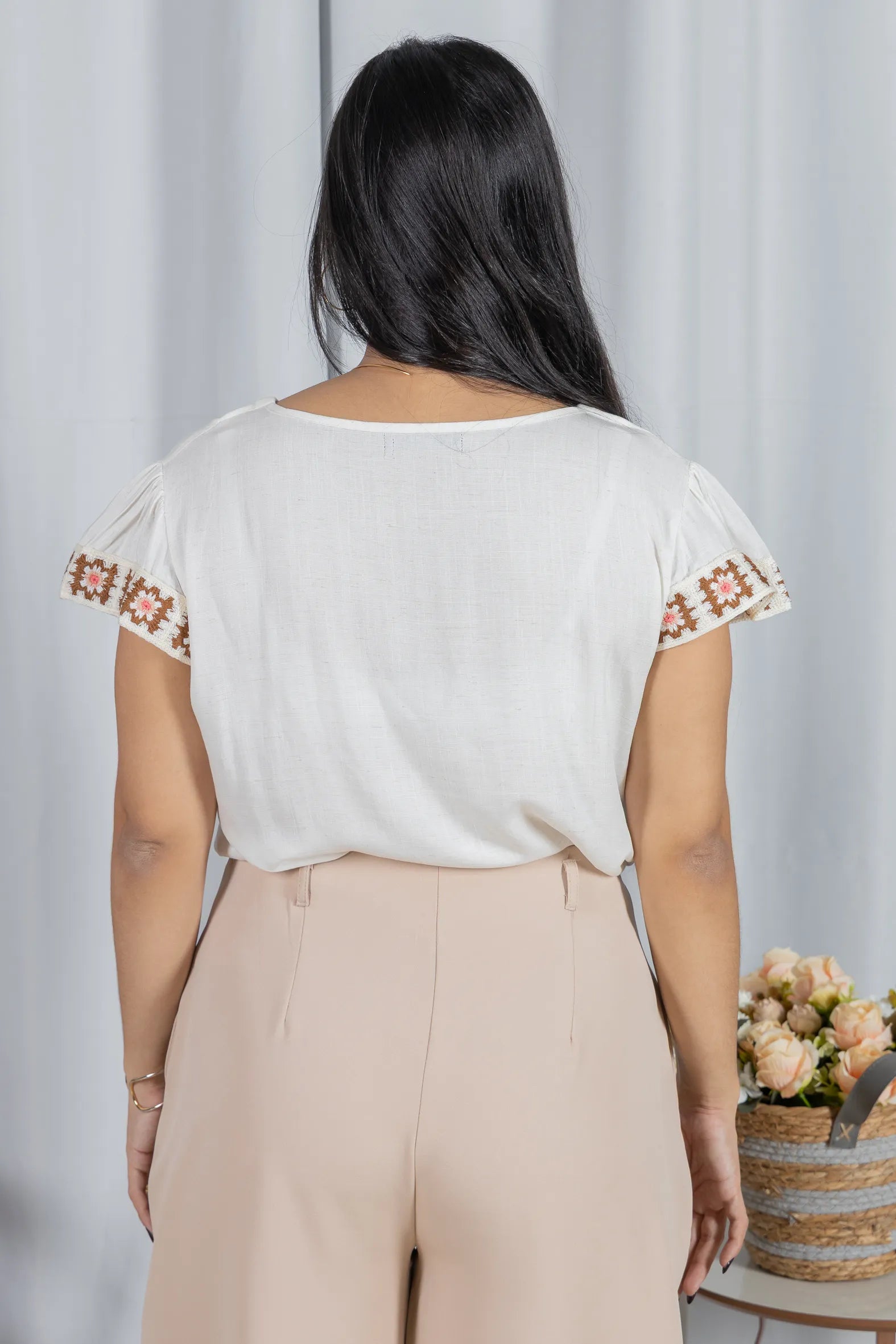 Blusa Manga Curta com Acabamento Bordado em Visco-linho Valéria Off White