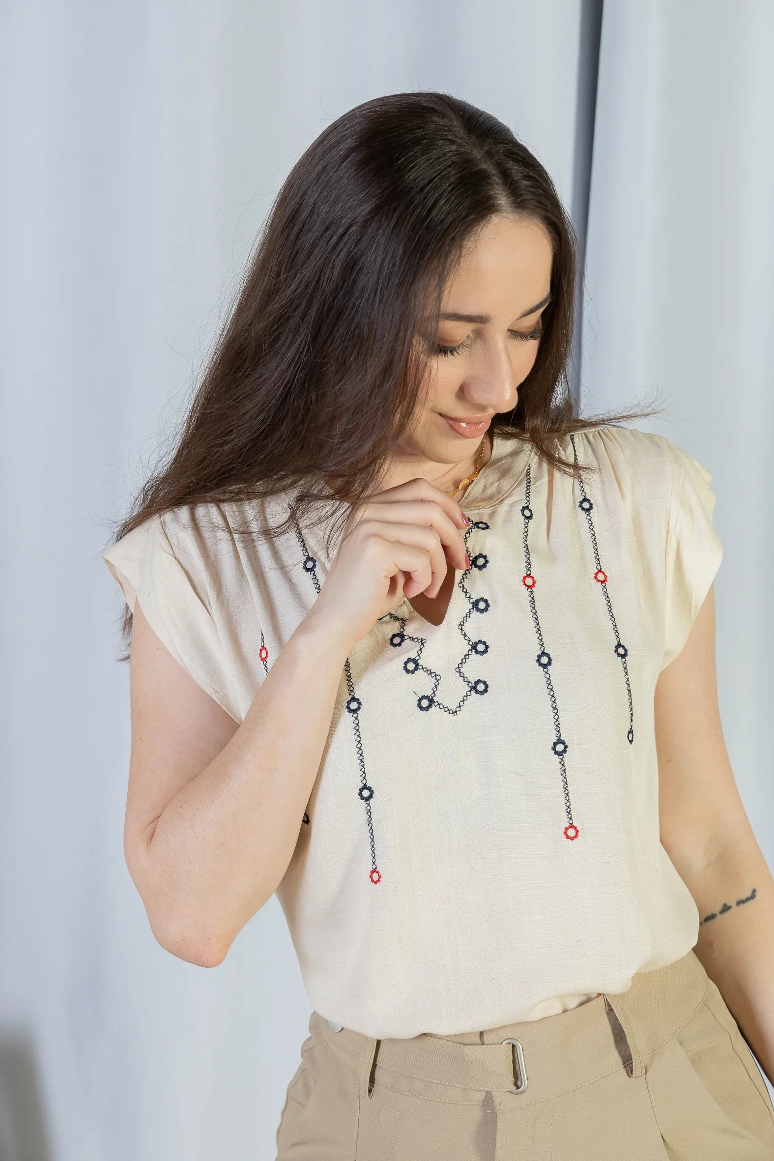 Blusa Regata Pregas Detalhe Decote "V" Visco-linho Lisandra Creme