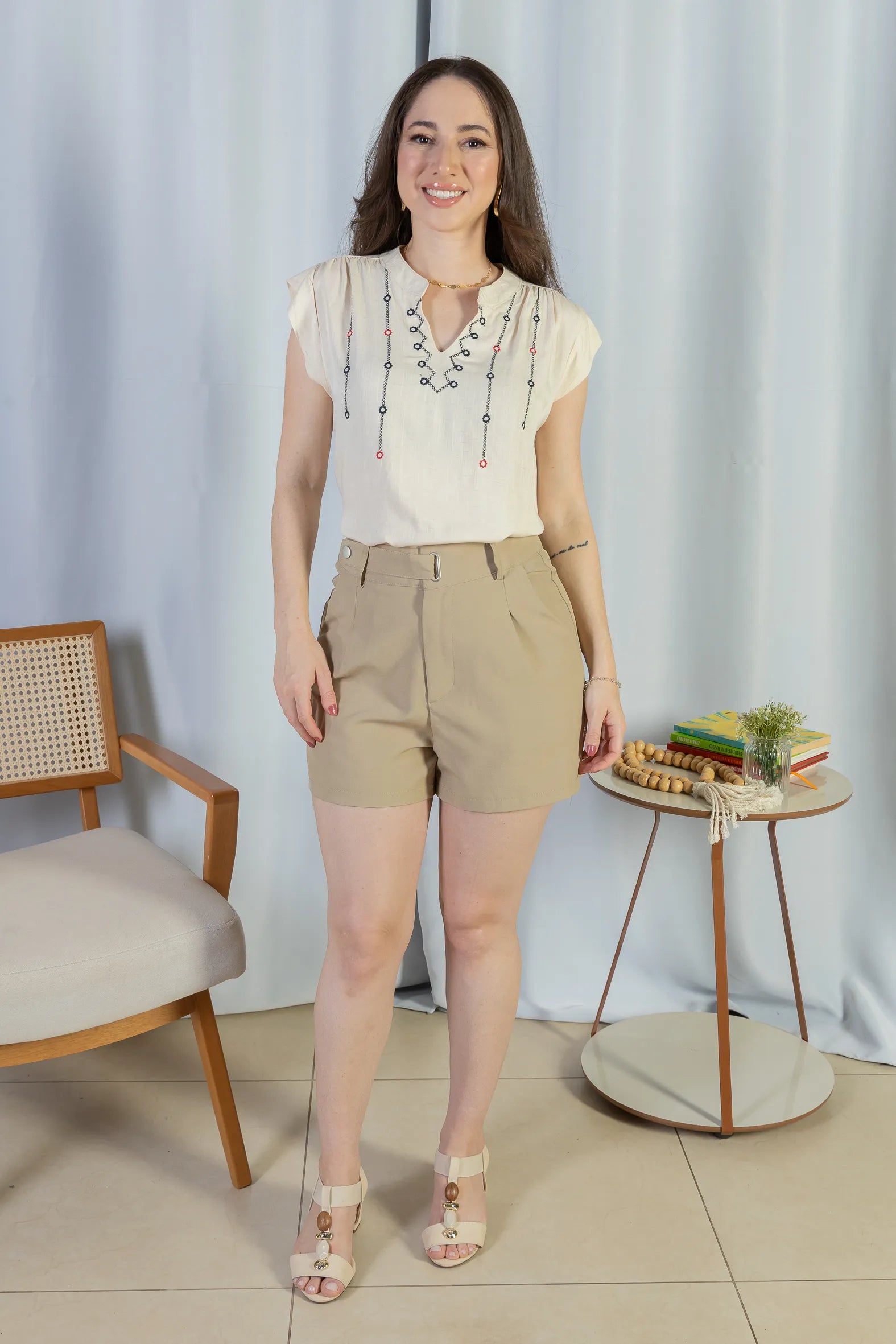 Blusa Regata Pregas Detalhe Decote "V" Visco-linho Lisandra Creme