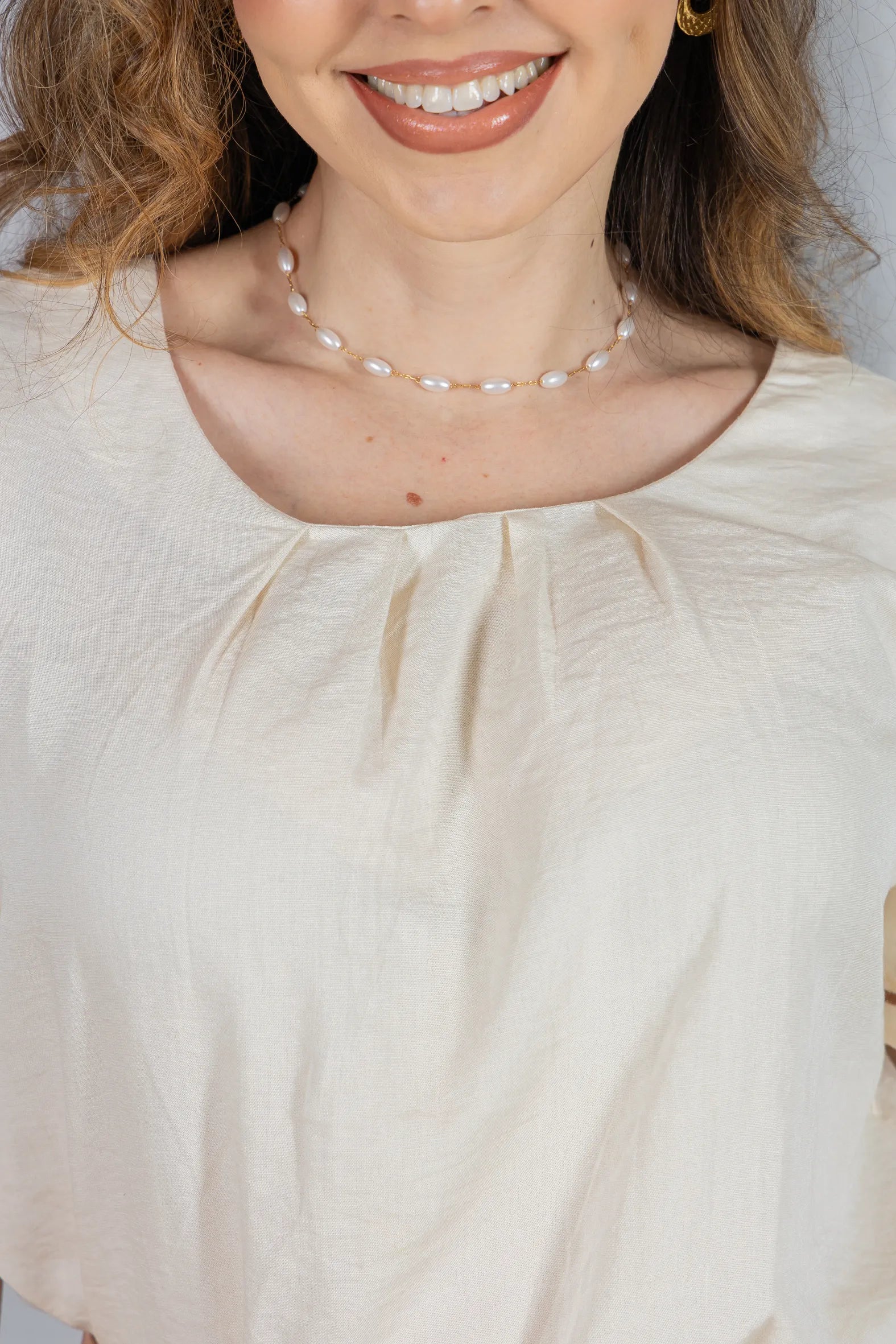 Blusa Manga Curta em Visco Soft com Bordado Geométrico e Colo em Pregas Cássia Creme