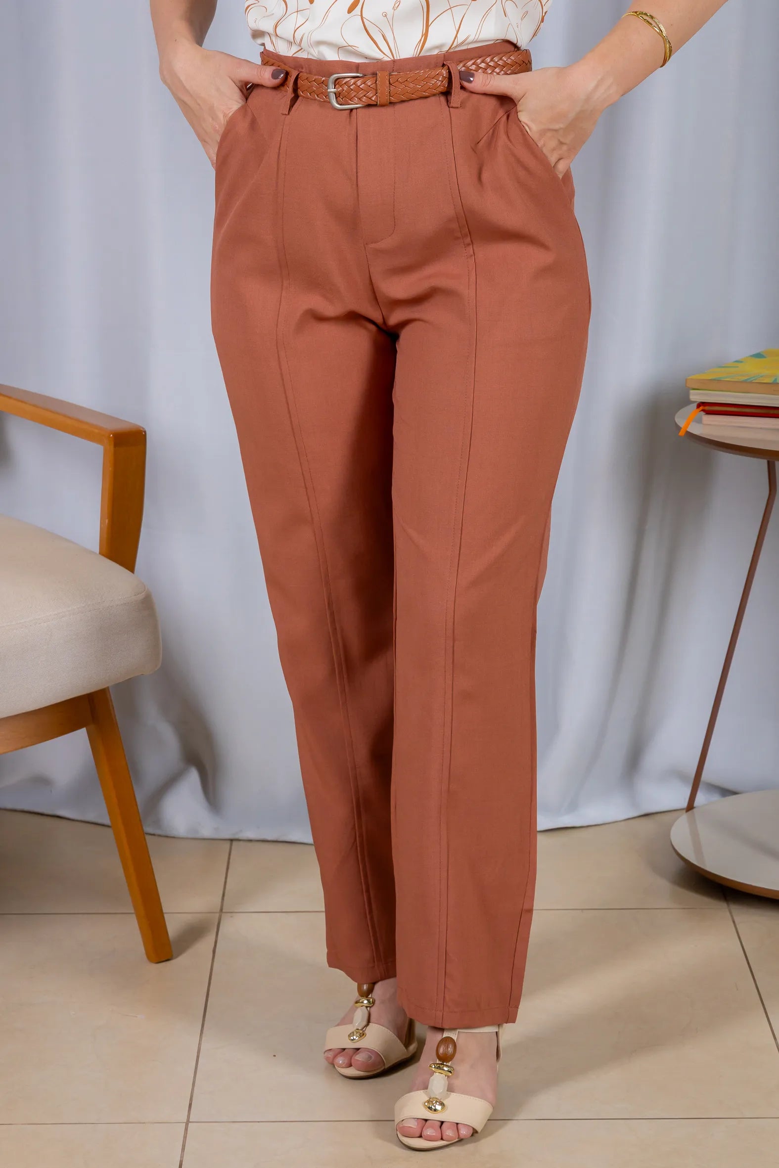 Calça Alfaiataria Corte Reto Friso e Cós Infinito Bianca Terracota