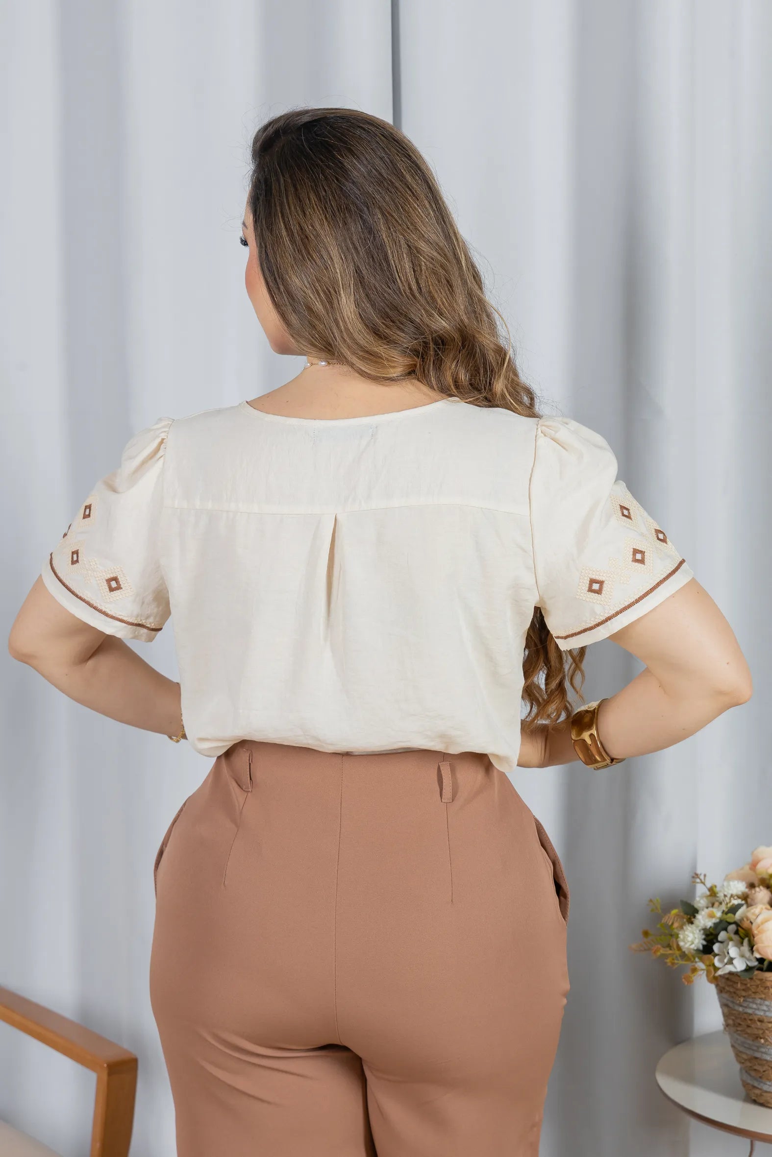 Blusa Manga Curta em Visco Soft com Bordado Geométrico e Colo em Pregas Cássia Creme