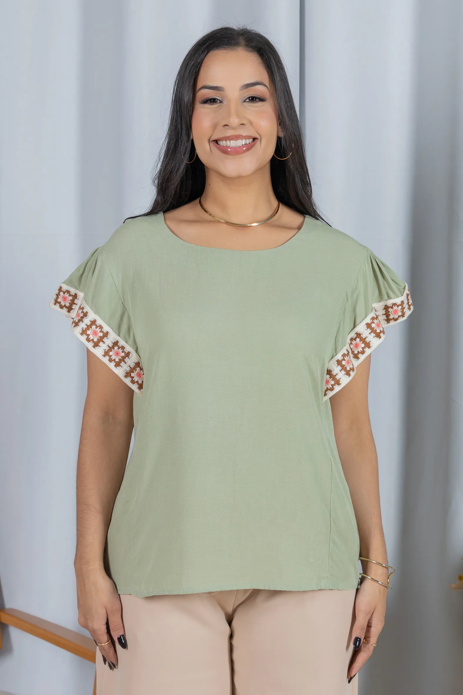 Blusa Manga Curta com Acabamento Bordado em Visco-linho Valéria Verde