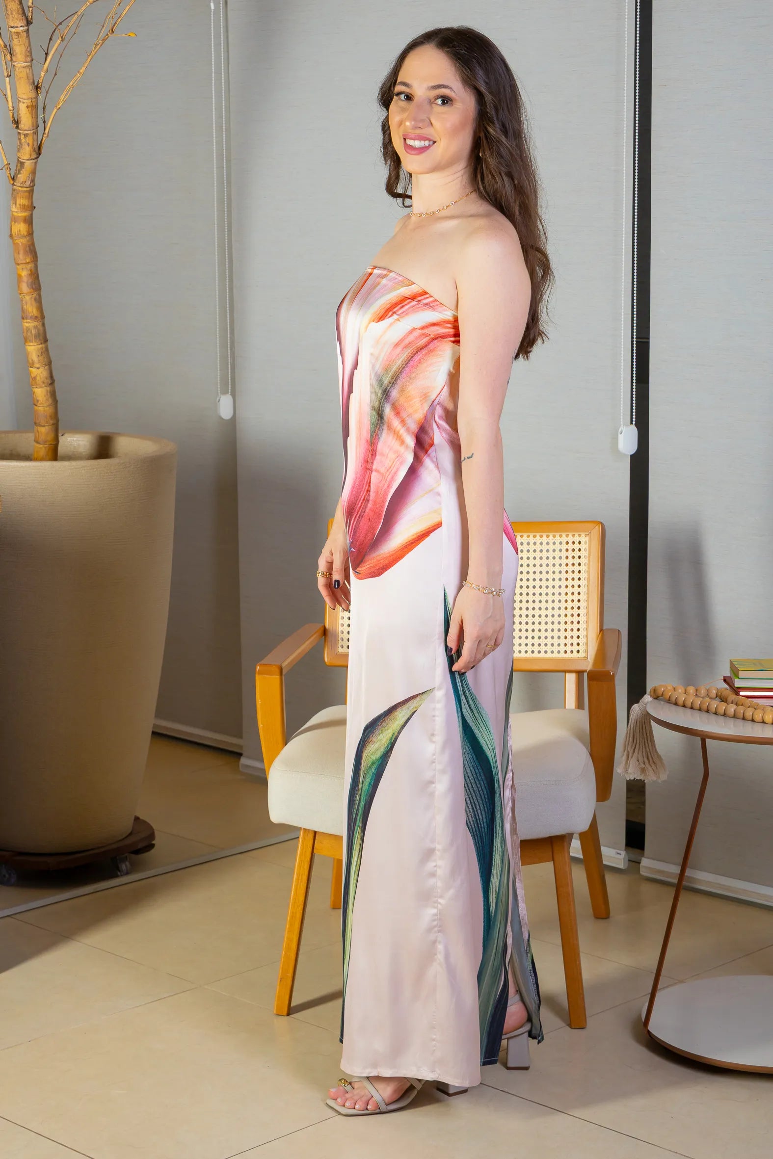 Vestido Tomara Que Caia Detalhe Fenda Crepe Acetinado Camila Pitanga Estampado Rosa