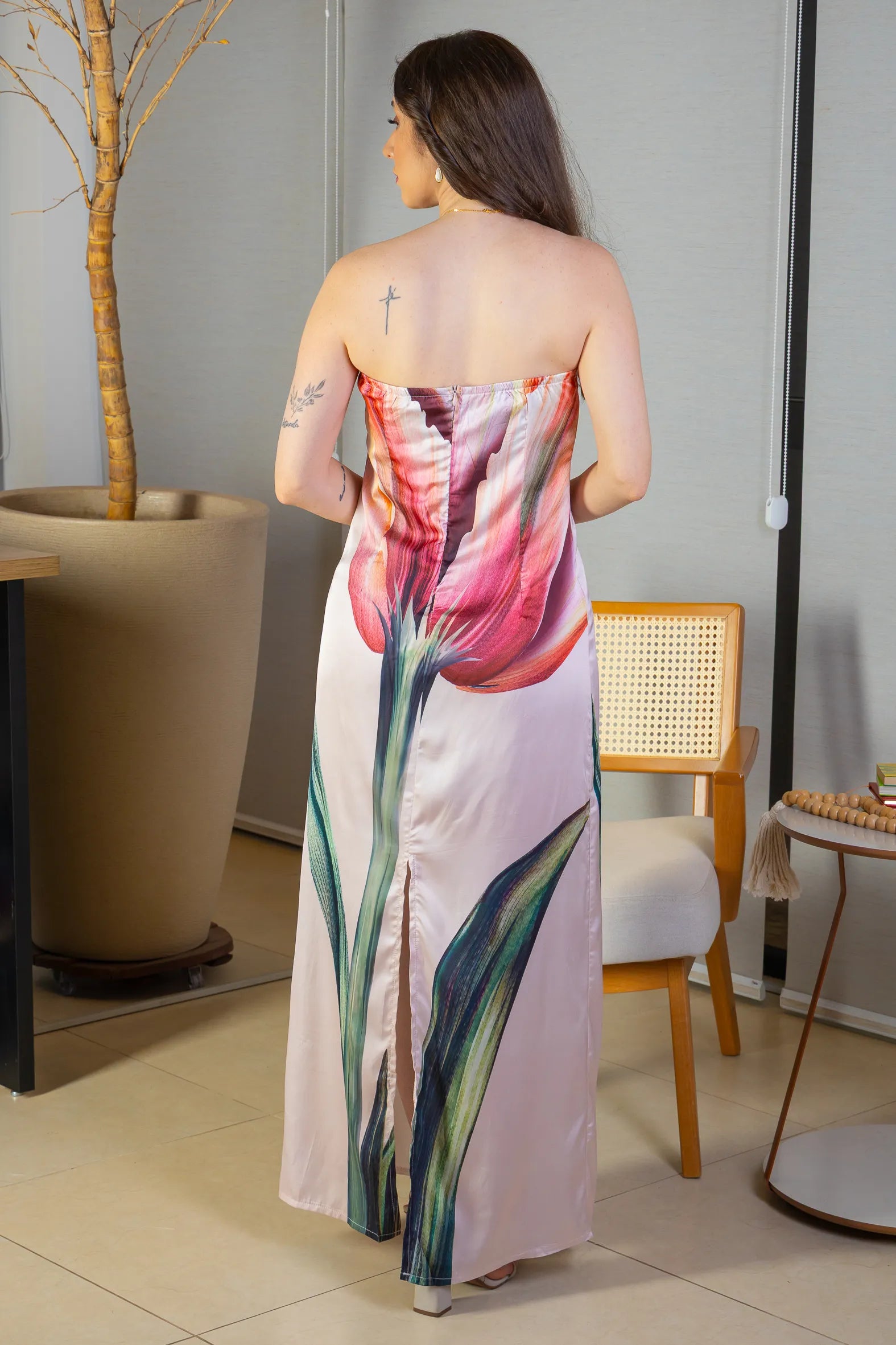 Vestido Tomara Que Caia Detalhe Fenda Crepe Acetinado Camila Pitanga Estampado Rosa