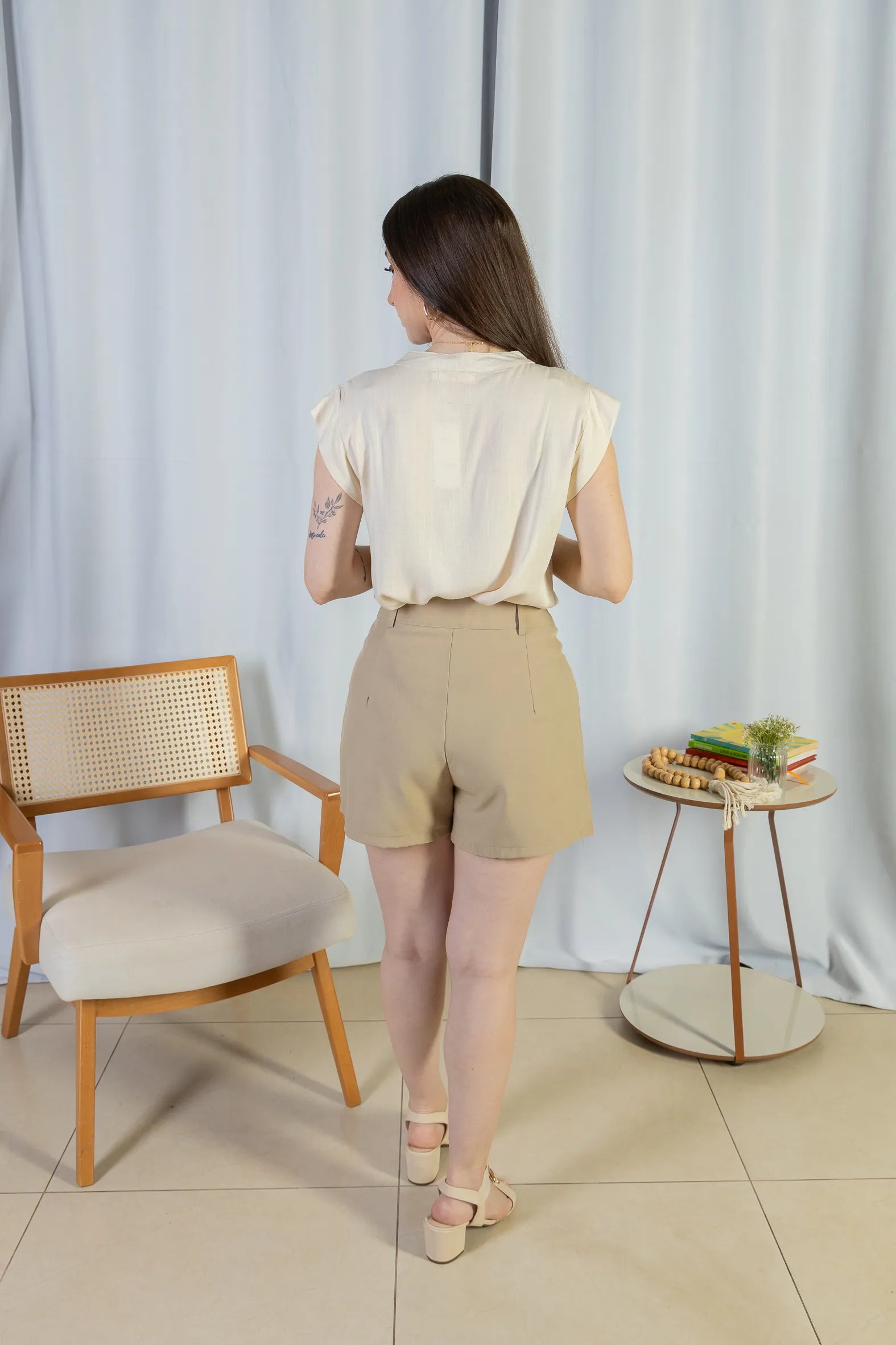 Shorts Detalhe Cós Assimétrico Alfaiataria Catarina Bege