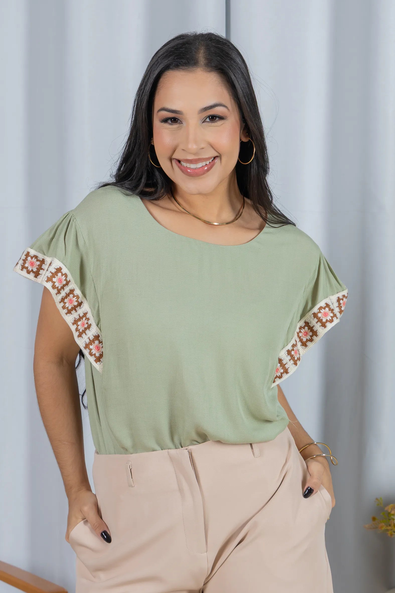 Blusa Manga Curta com Acabamento Bordado em Visco-linho Valéria Verde