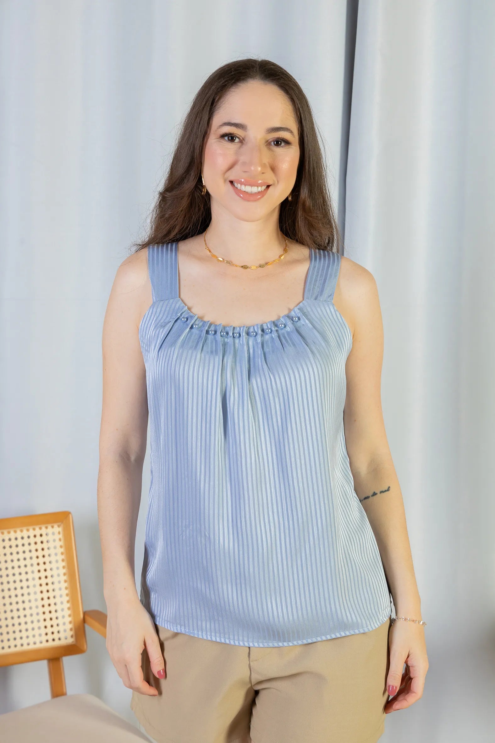 Blusa Regata Detalhe Gola Pérolas Crepe Acetinado Estefani Azul