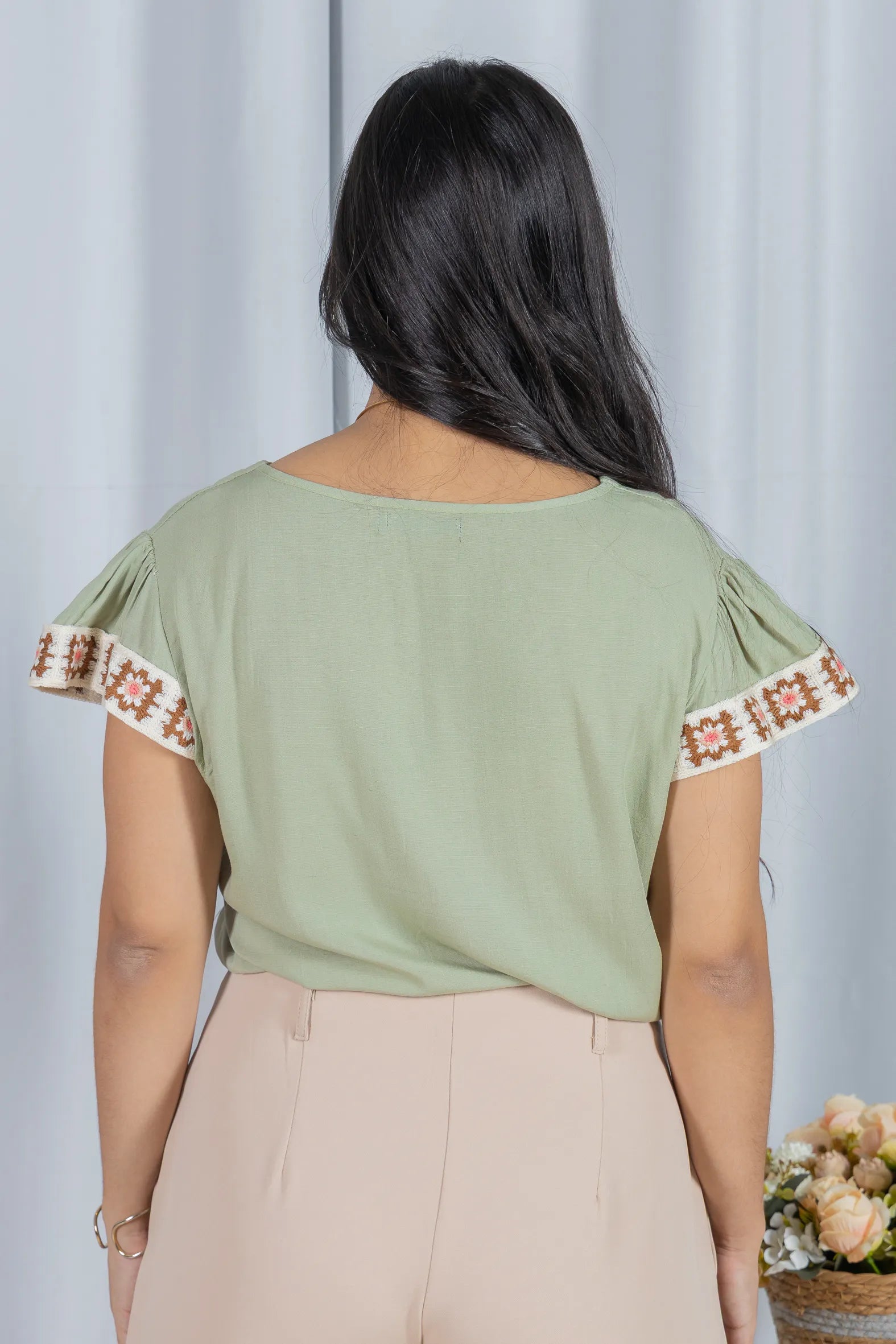 Blusa Manga Curta com Acabamento Bordado em Visco-linho Valéria Verde