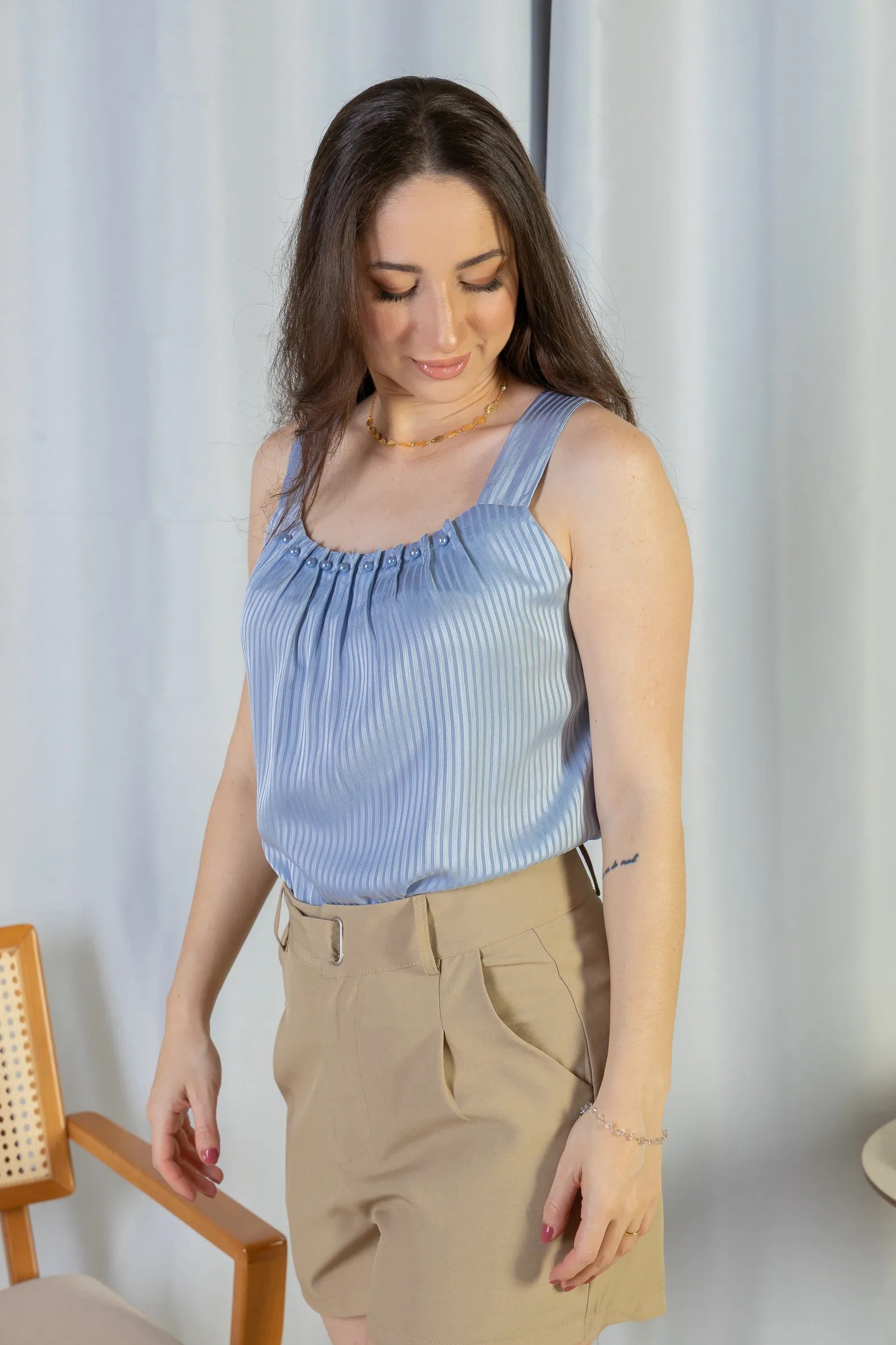 Blusa Regata Detalhe Gola Pérolas Crepe Acetinado Estefani Azul