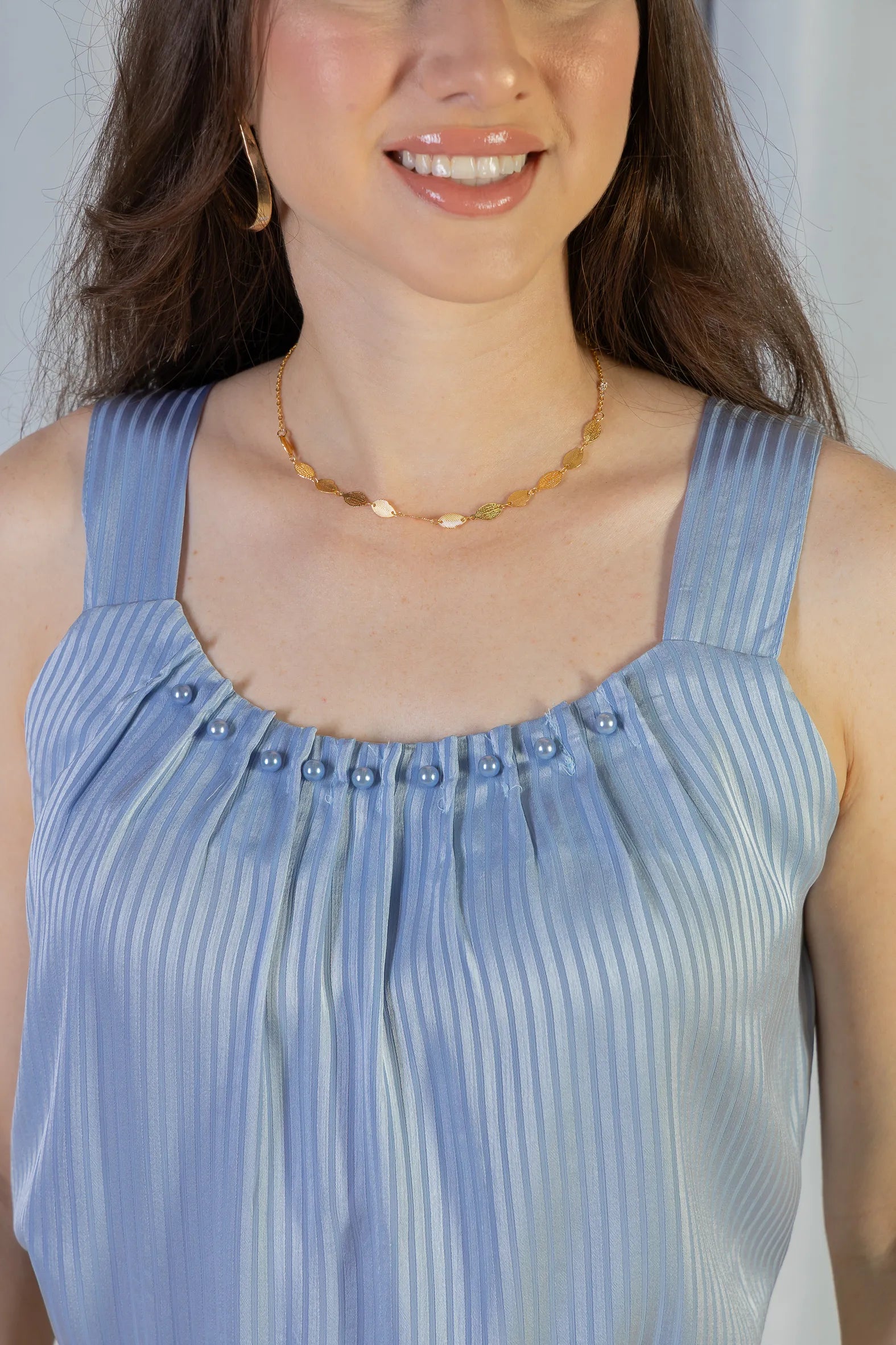 Blusa Regata Detalhe Gola Pérolas Crepe Acetinado Estefani Azul