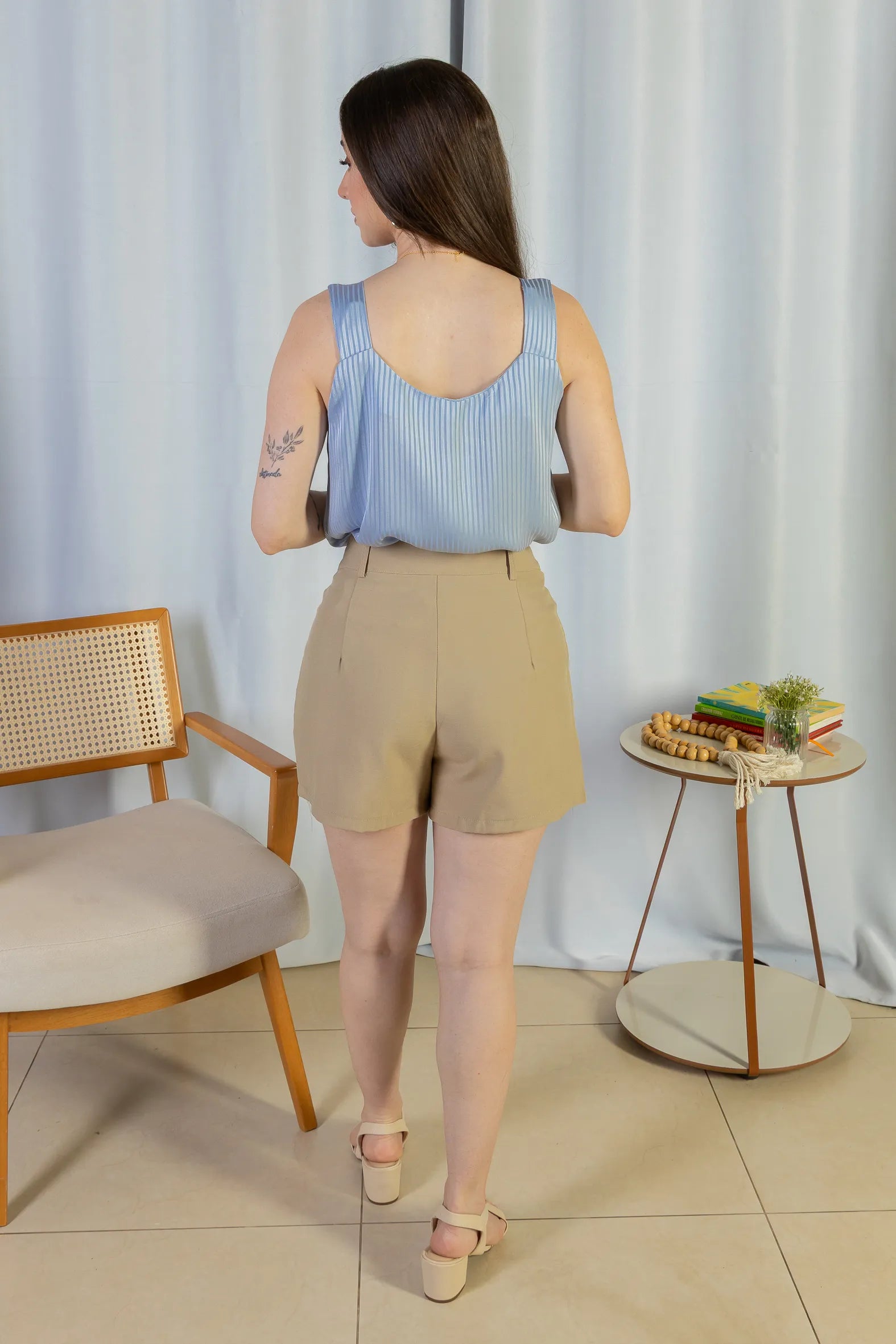 Blusa Regata Detalhe Gola Pérolas Crepe Acetinado Estefani Azul