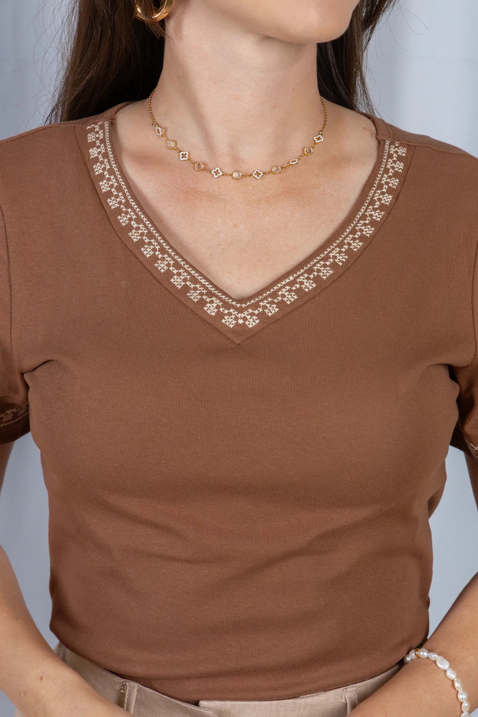 Blusa Manga Curta Decote em "V" Cotton Lycra Detalhes Bordados Jéssica Marrom