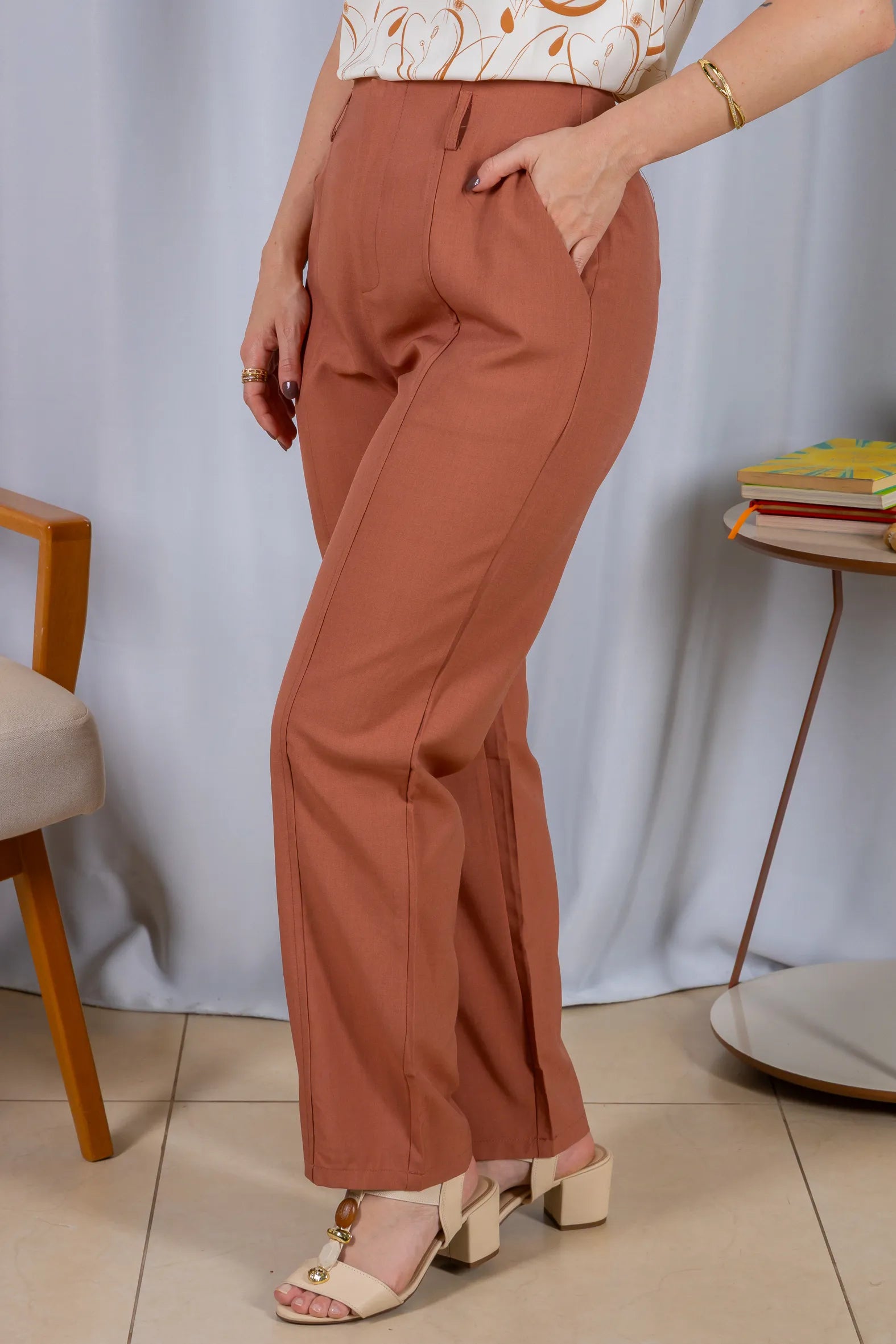Calça Alfaiataria Corte Reto Friso e Cós Infinito Bianca Terracota