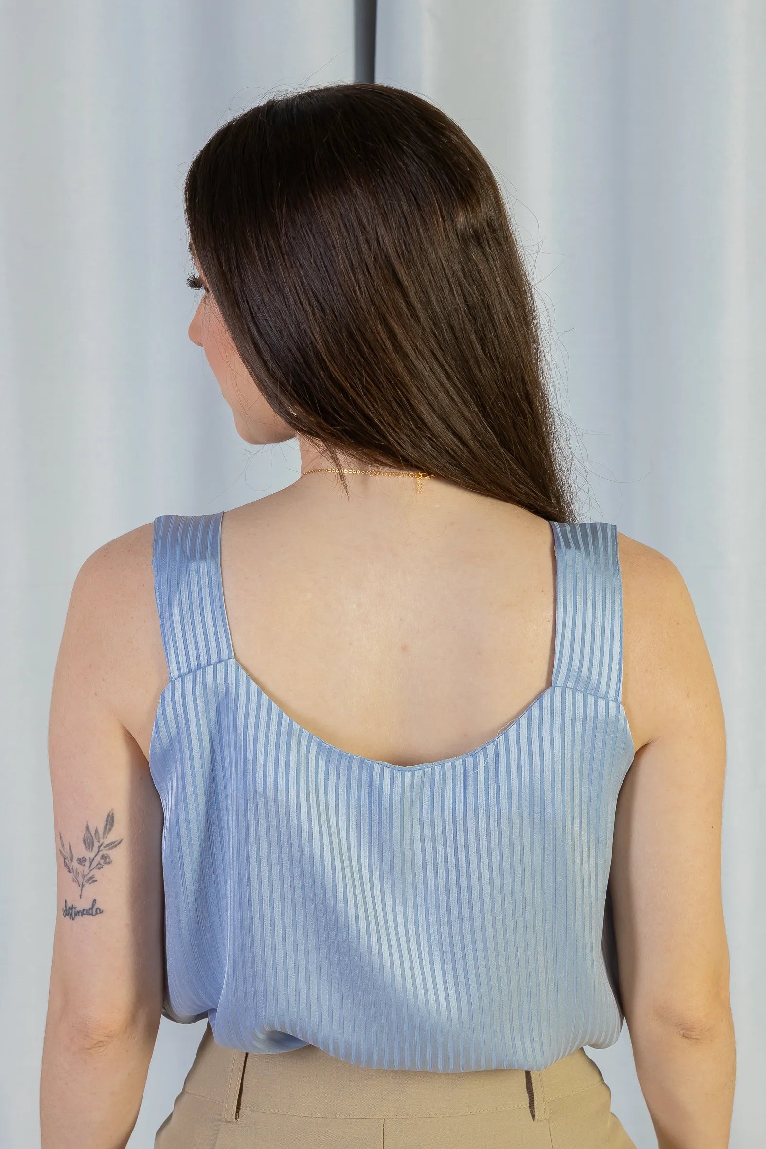 Blusa Regata Detalhe Gola Pérolas Crepe Acetinado Estefani Azul