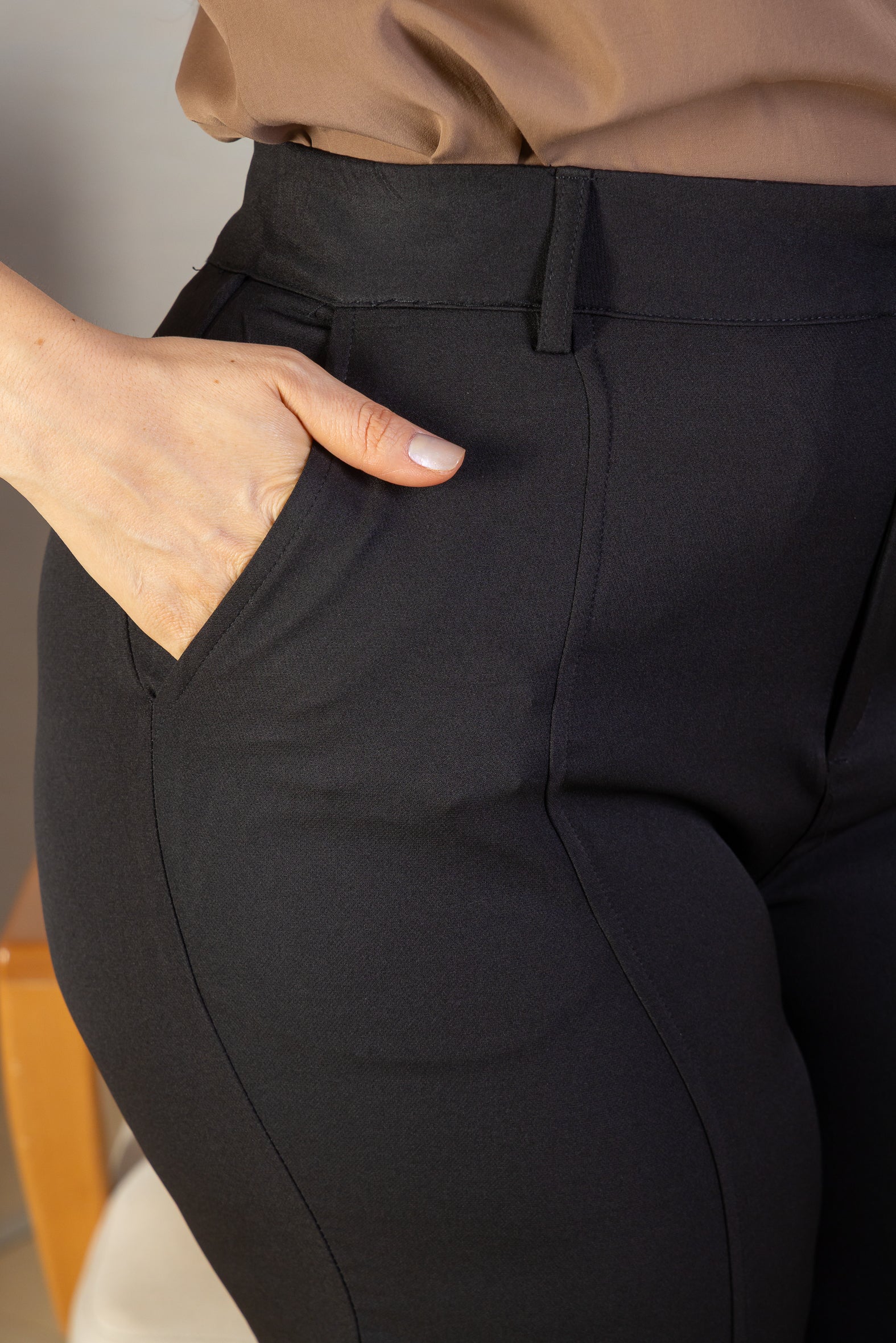 Calça Corte Reto Detalhe Friso Crepe Milano Eliana Bezerra Preta