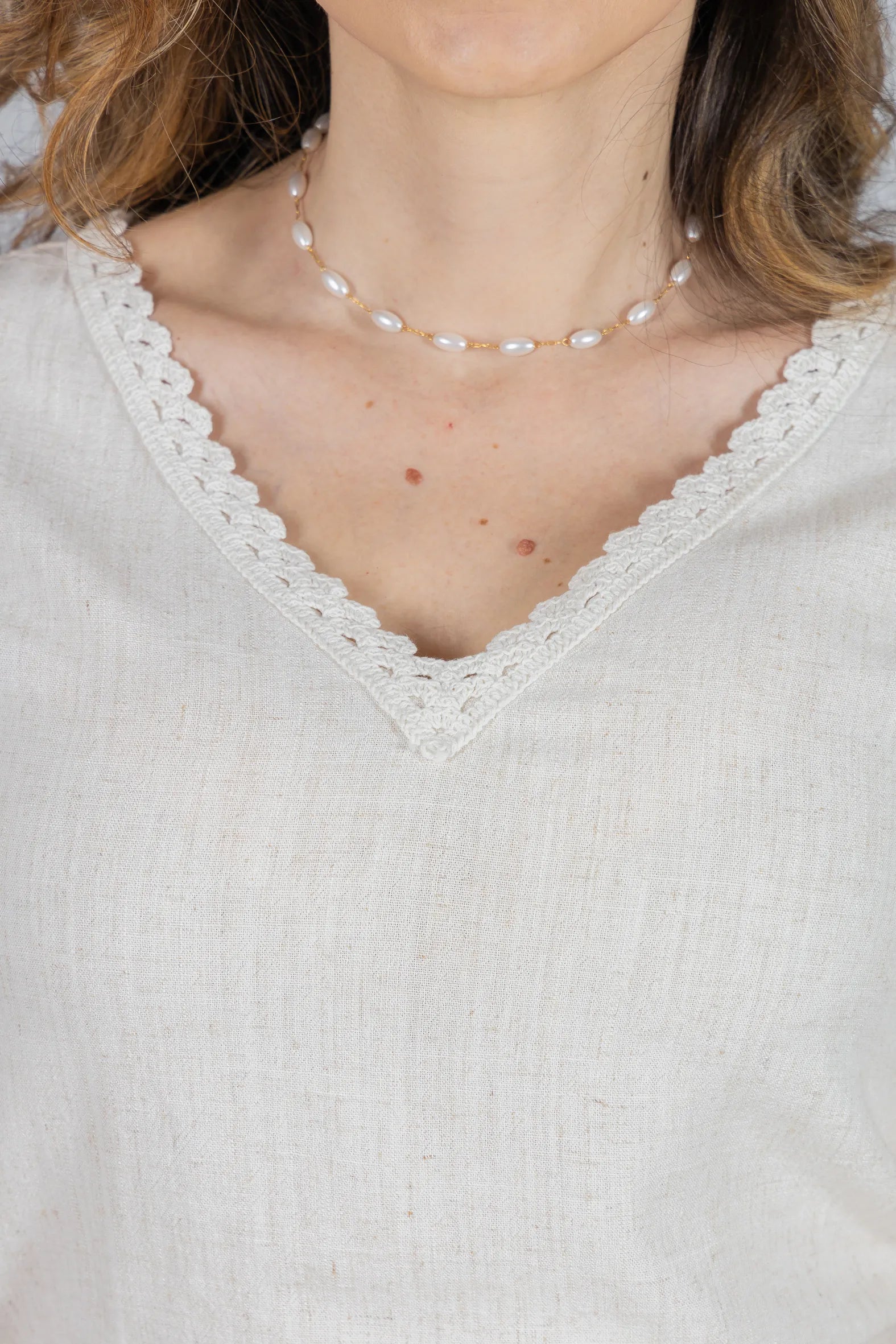Blusa Manga Curta Decote em "V" em Cotton Linho e Detalhes Bordados Érica Creme