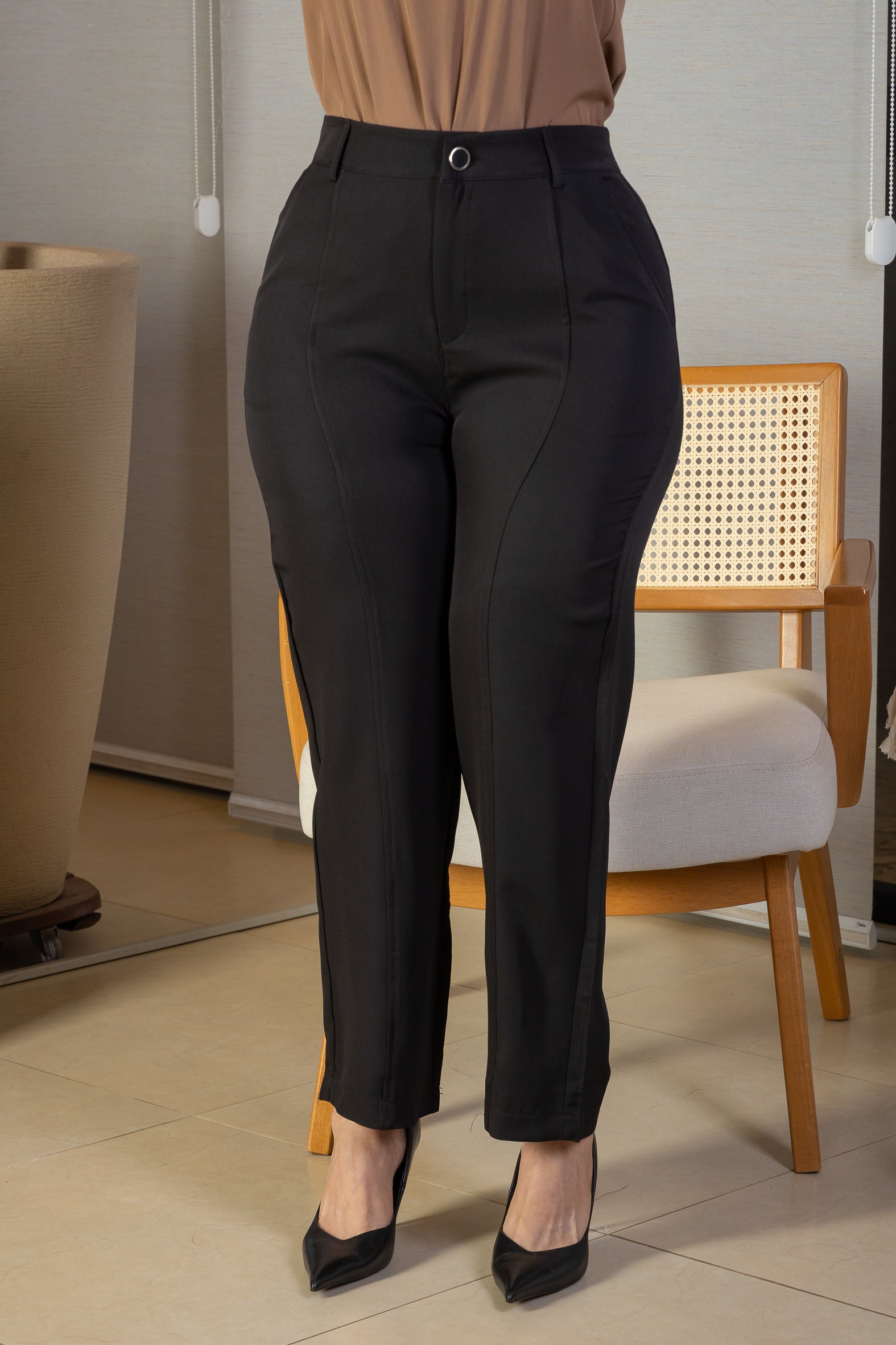 Calça Corte Reto Detalhe Friso Crepe Milano Eliana Bezerra Preta