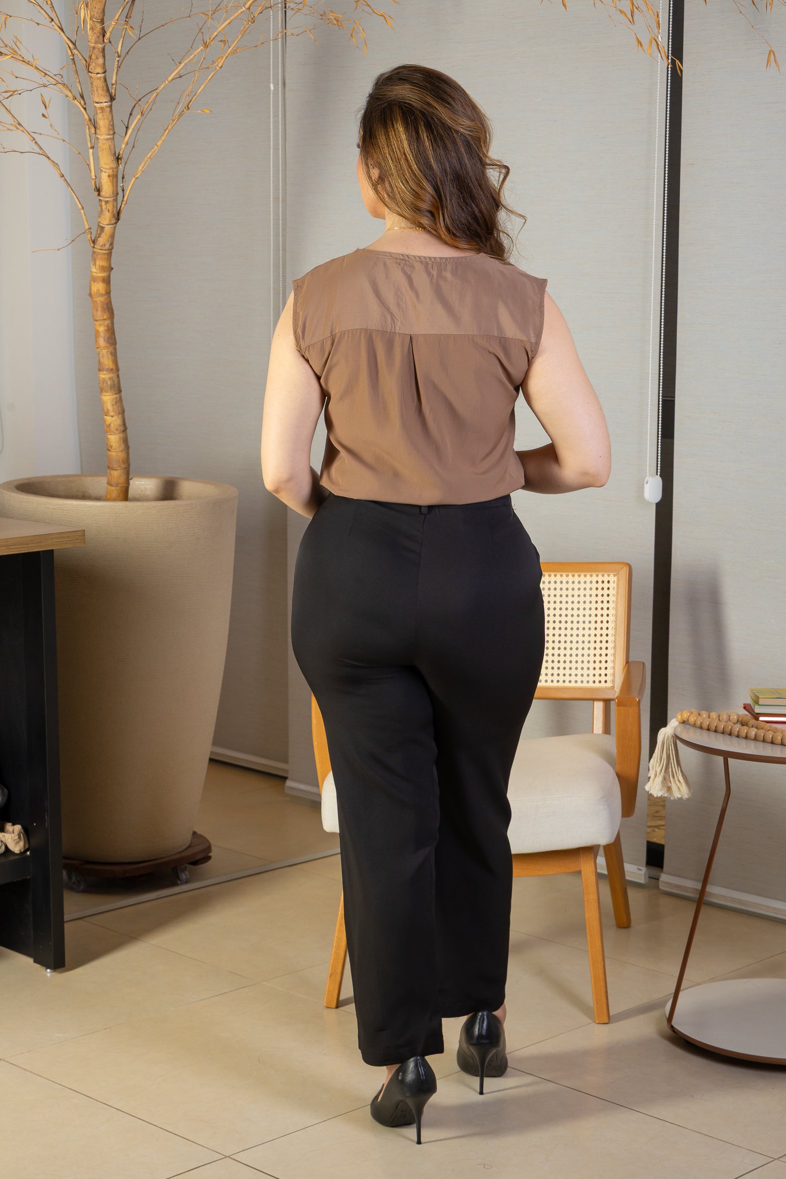 Calça Corte Reto Detalhe Friso Crepe Milano Eliana Bezerra Preta