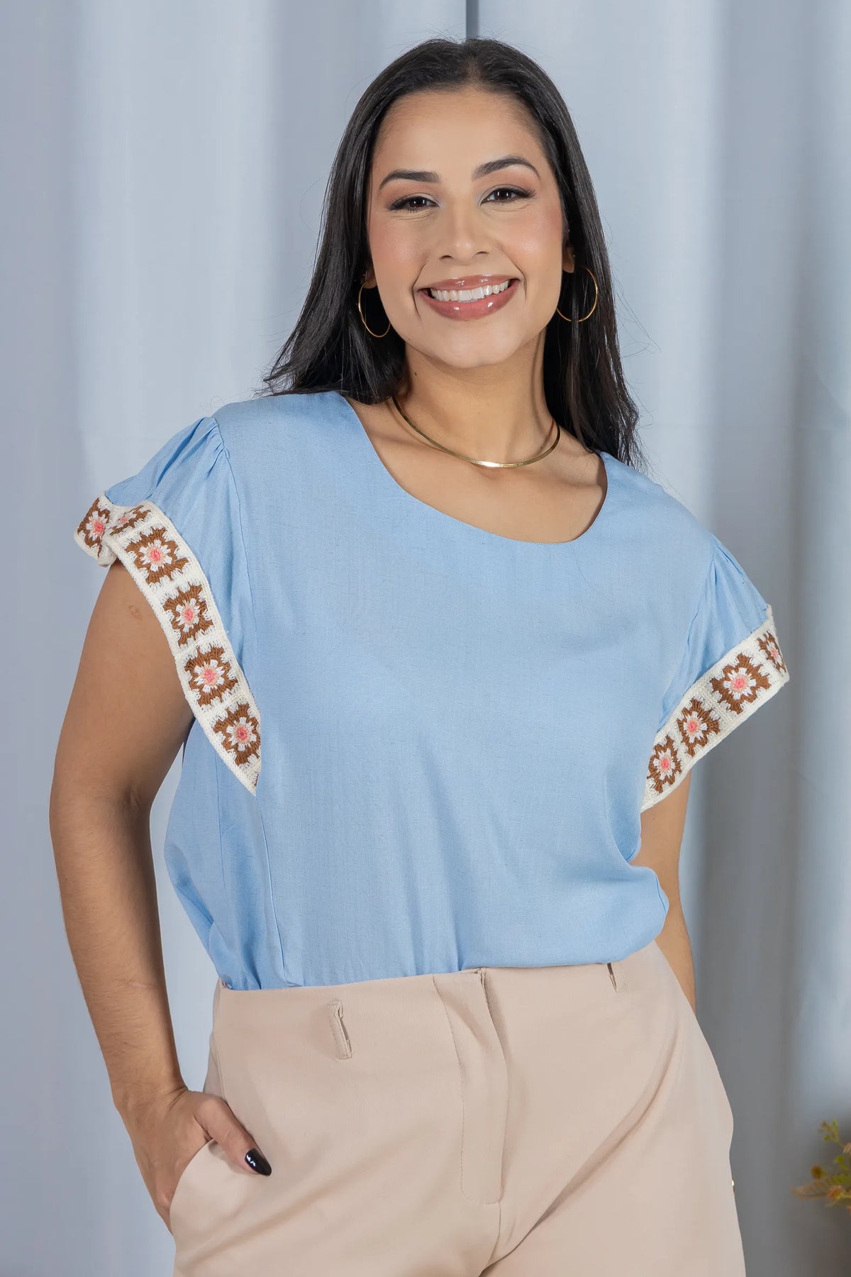 Blusa Manga Curta com Acabamento Bordado em Visco-linho Valéria Azul
