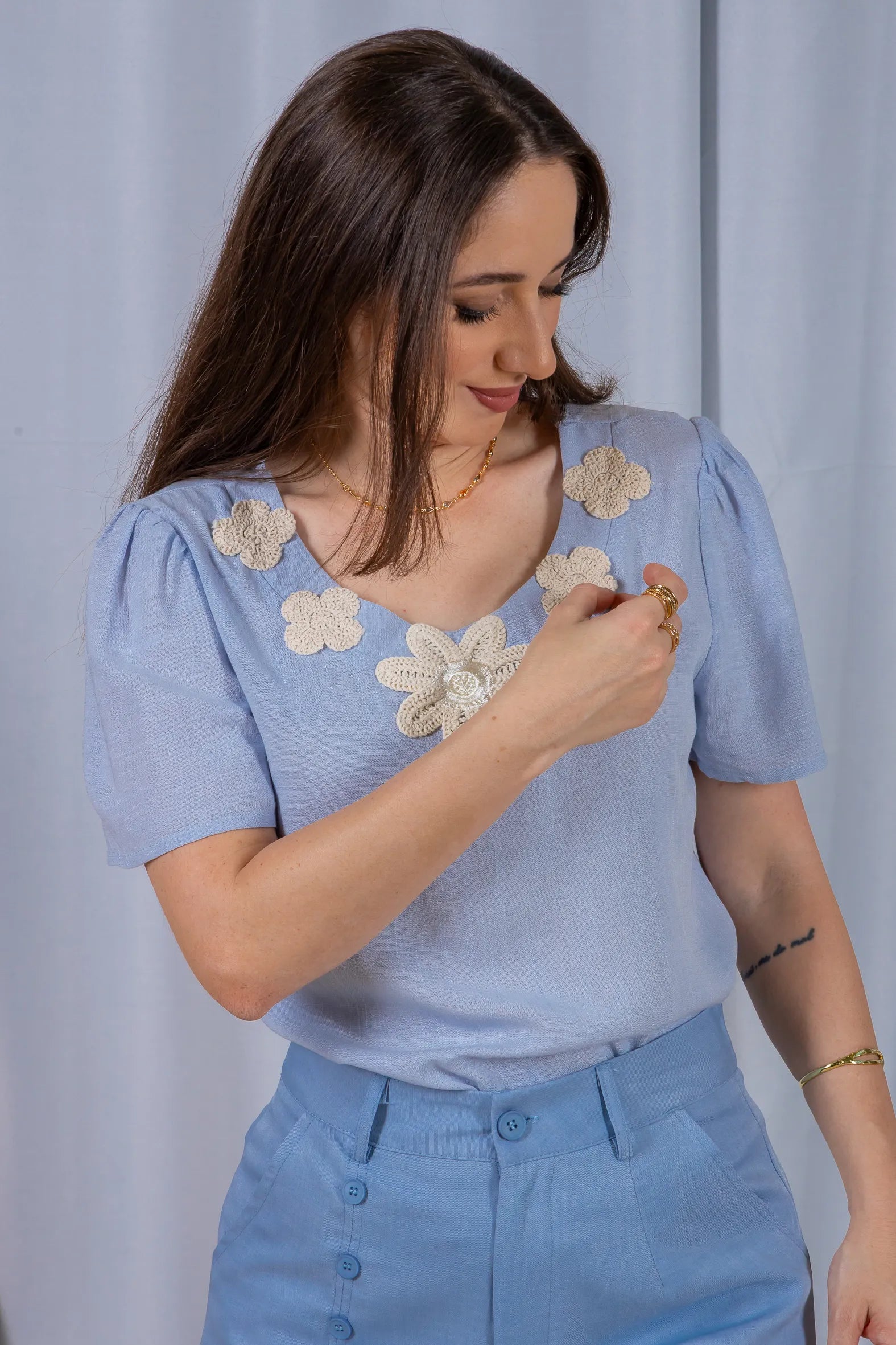 Blusa Manga Curta Colo Bordado Flores Visco Linho Elaine Azul