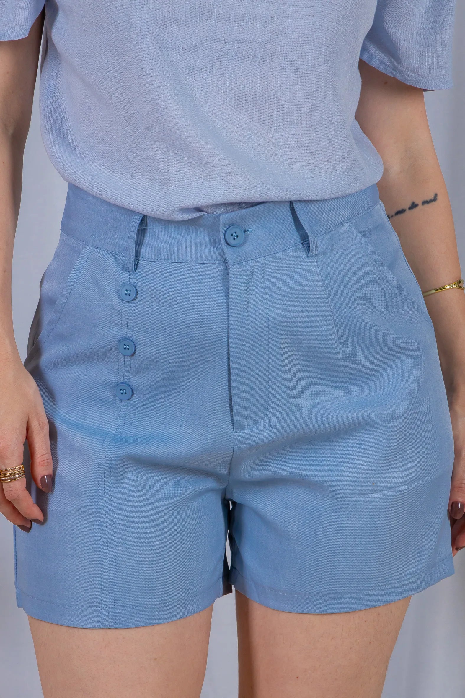 Bermuda Detalhes Botões Crepe Alfaiataria Débora Azul