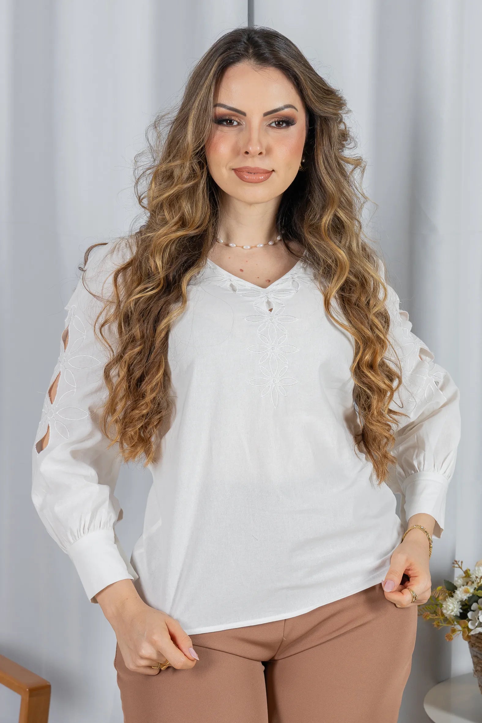 Blusa Manga Longa Decote em "V" em Cotton e Detalhes Vazados Melina Branca