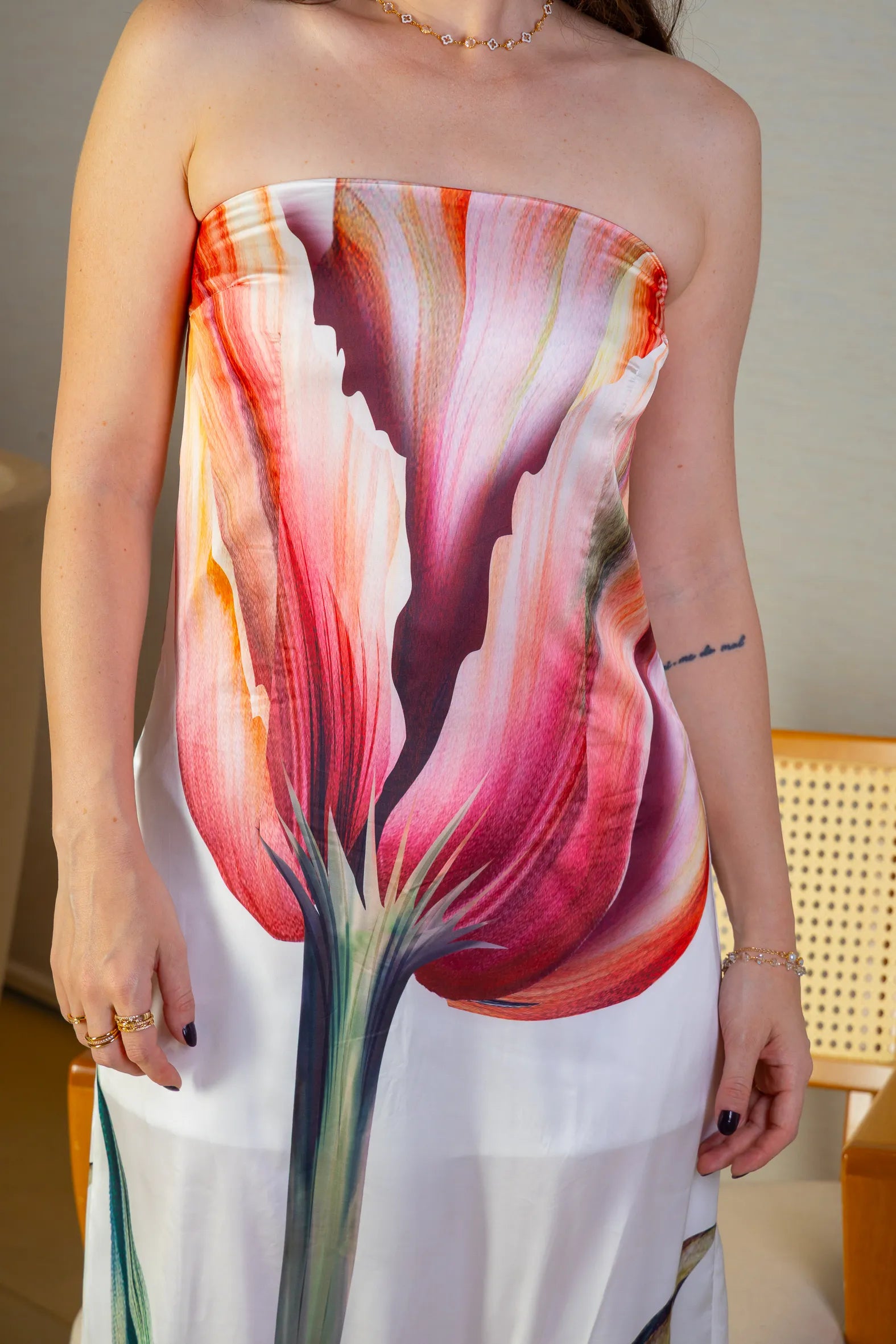 Vestido Tomara Que Caia Detalhe Fenda Crepe Acetinado Camila Pitanga Estampado Branco