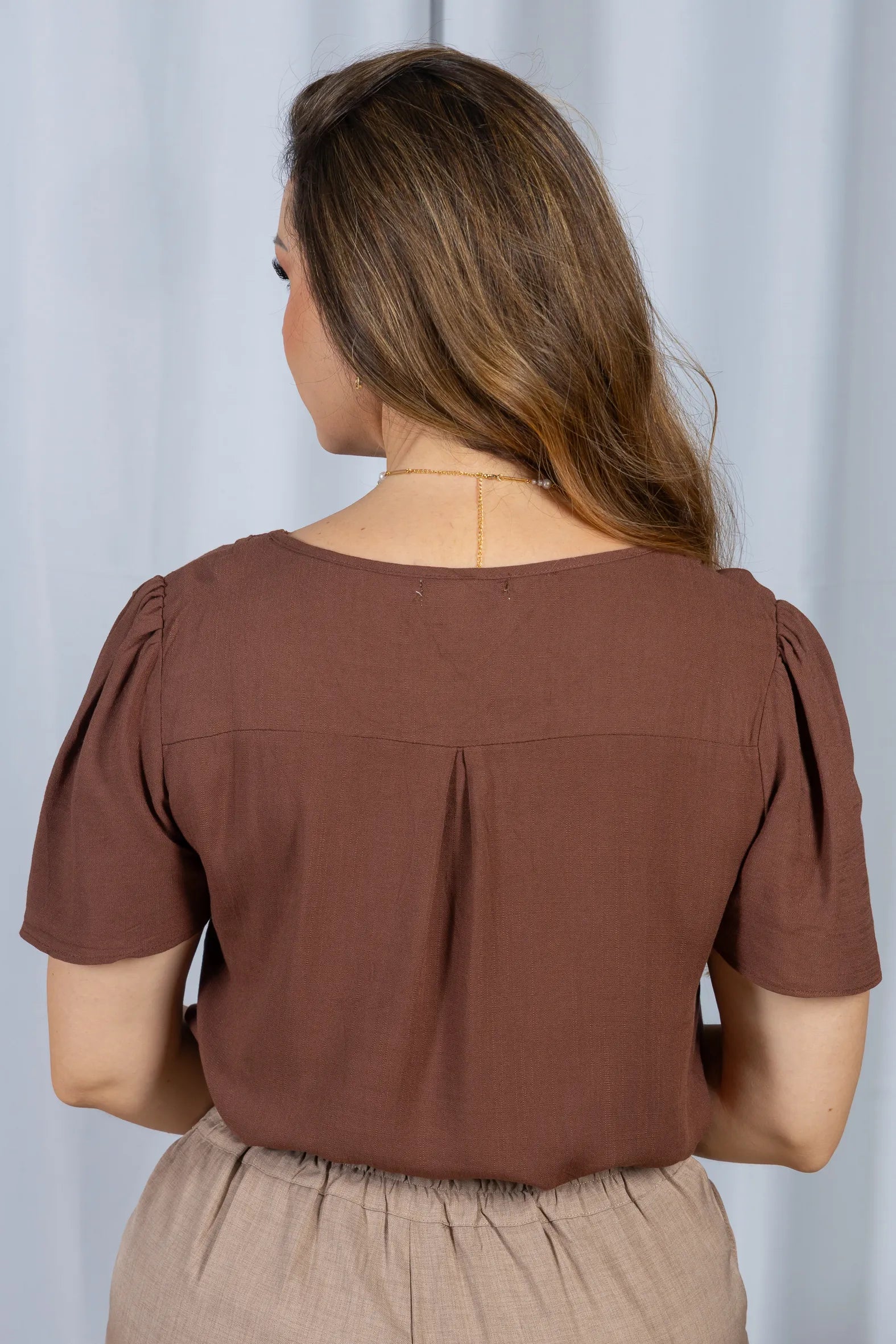 Blusa Manga Curta Visco-Linho Detalhe Colo Entrelaçado Naomi Marrom