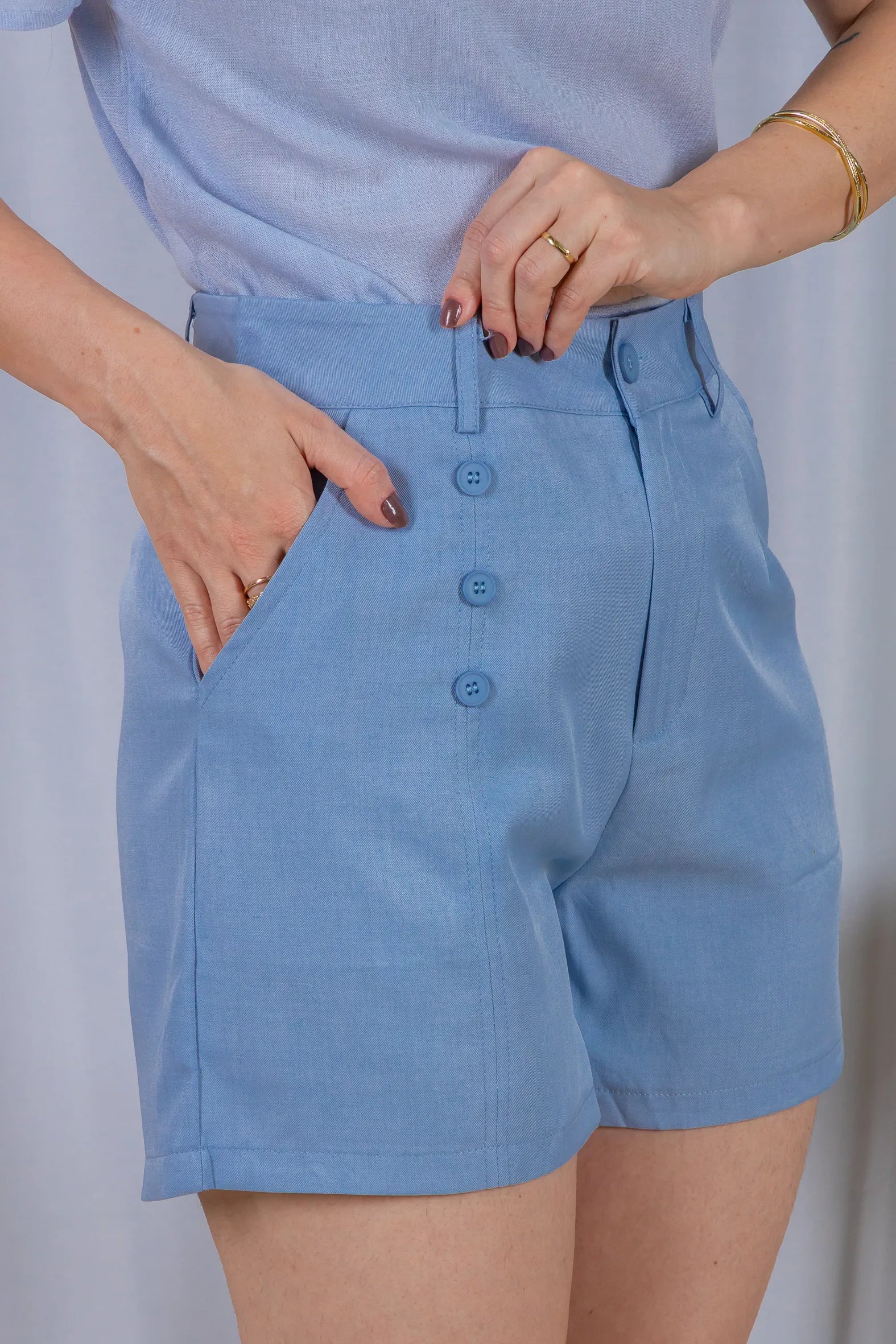 Bermuda Detalhes Botões Crepe Alfaiataria Débora Azul