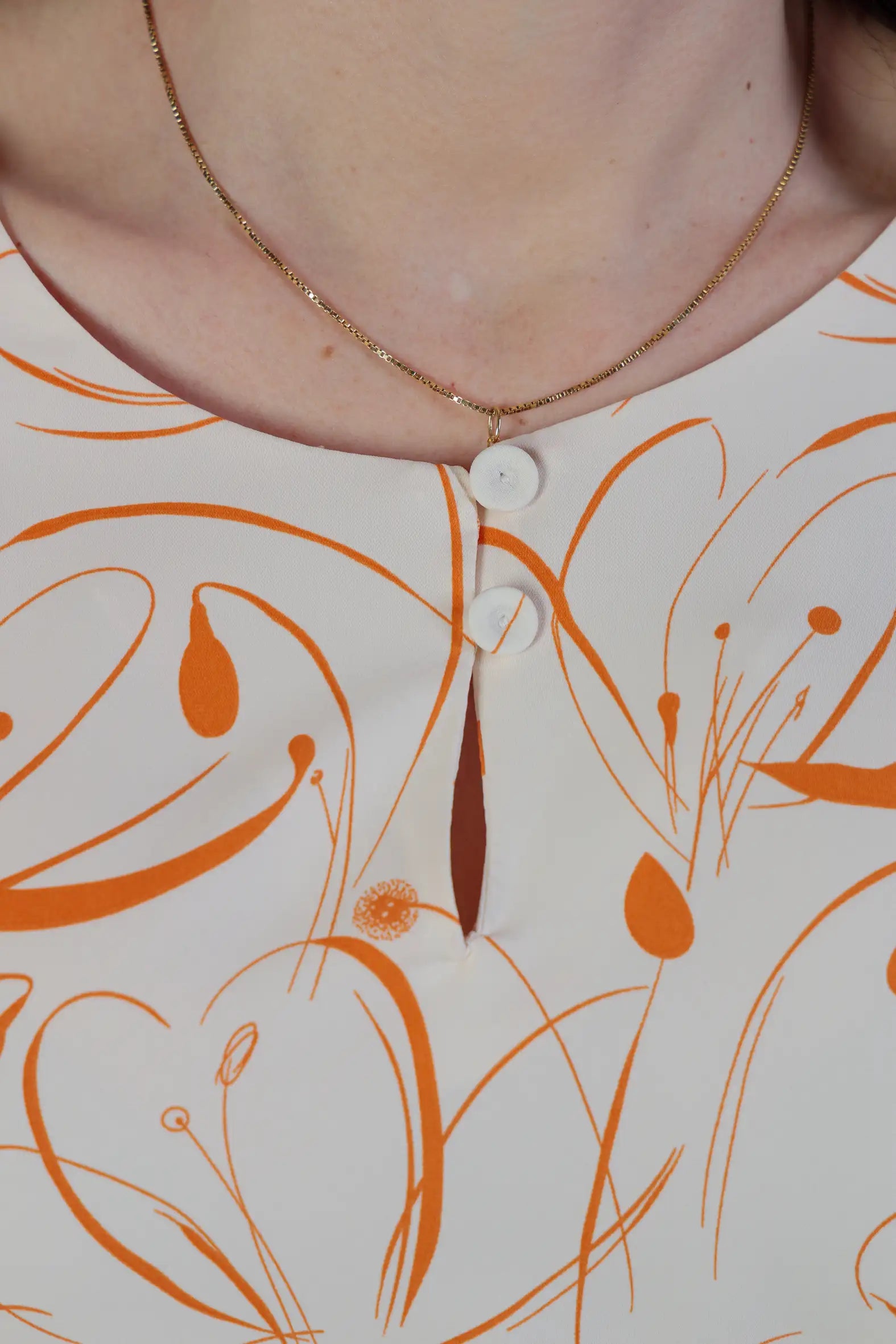 Blusa Manga Curta Transpassada Crepe Classic Celina Estampada Laranja