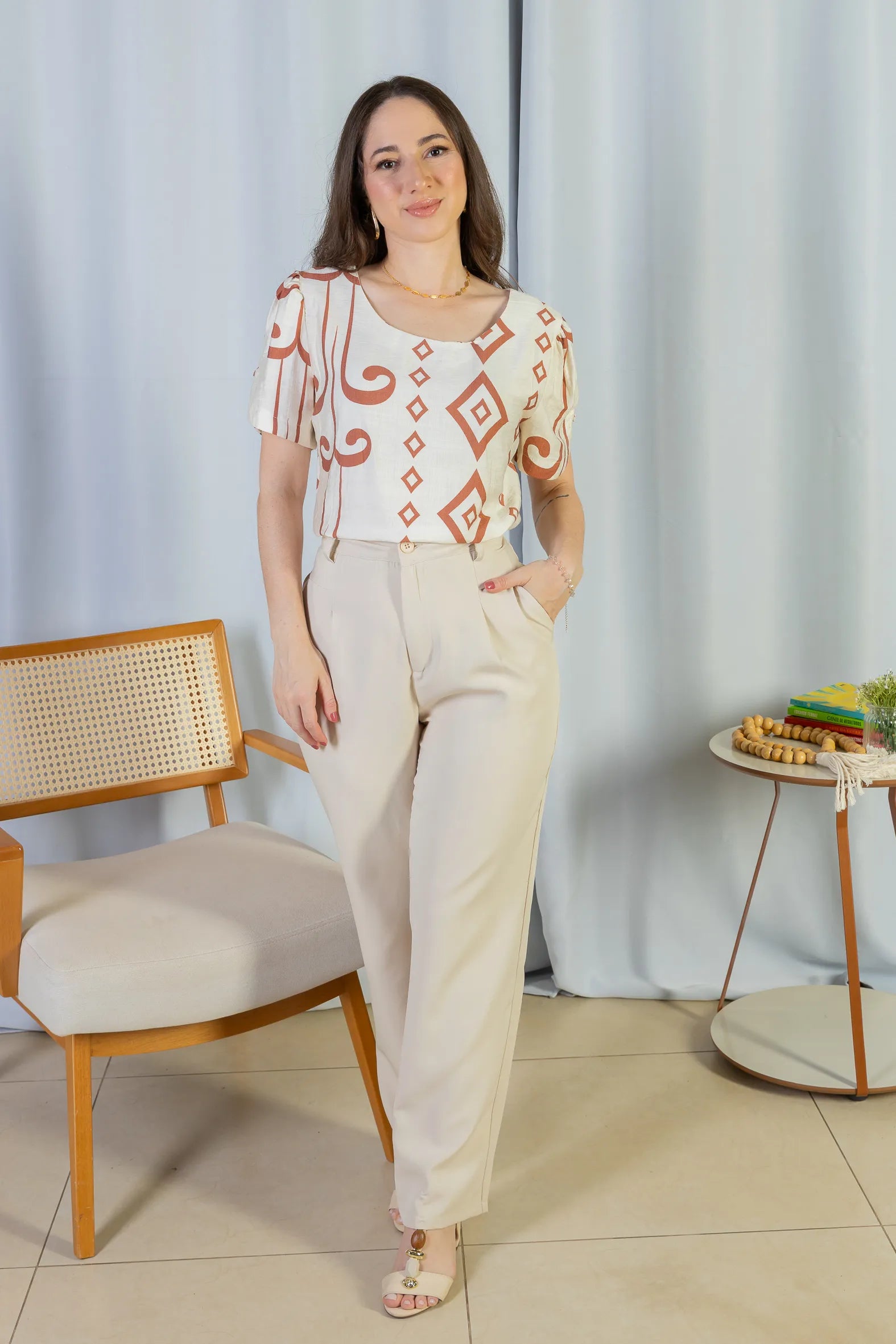 Conjunto: Blusa Manga Curta Detalhe Botão Visco Brise Vânia Estampada Terracota + Calça Corte Reto Alfaiataria Detalhe Bolso Adriana Esteves Creme