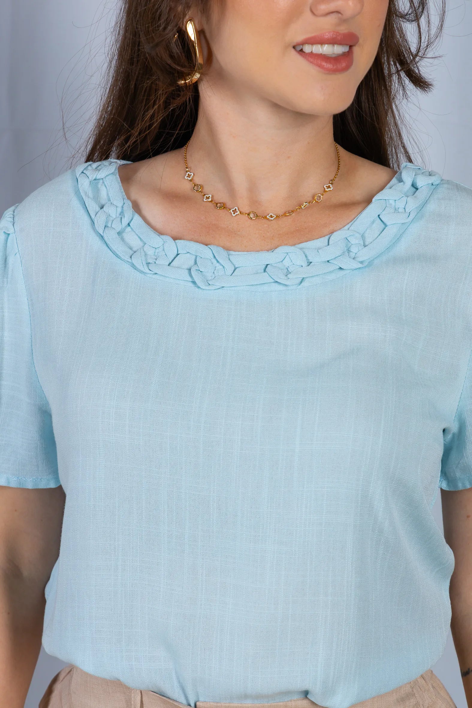 Blusa Manga Curta Visco-Linho Detalhe Colo Entrelaçado Naomi Azul