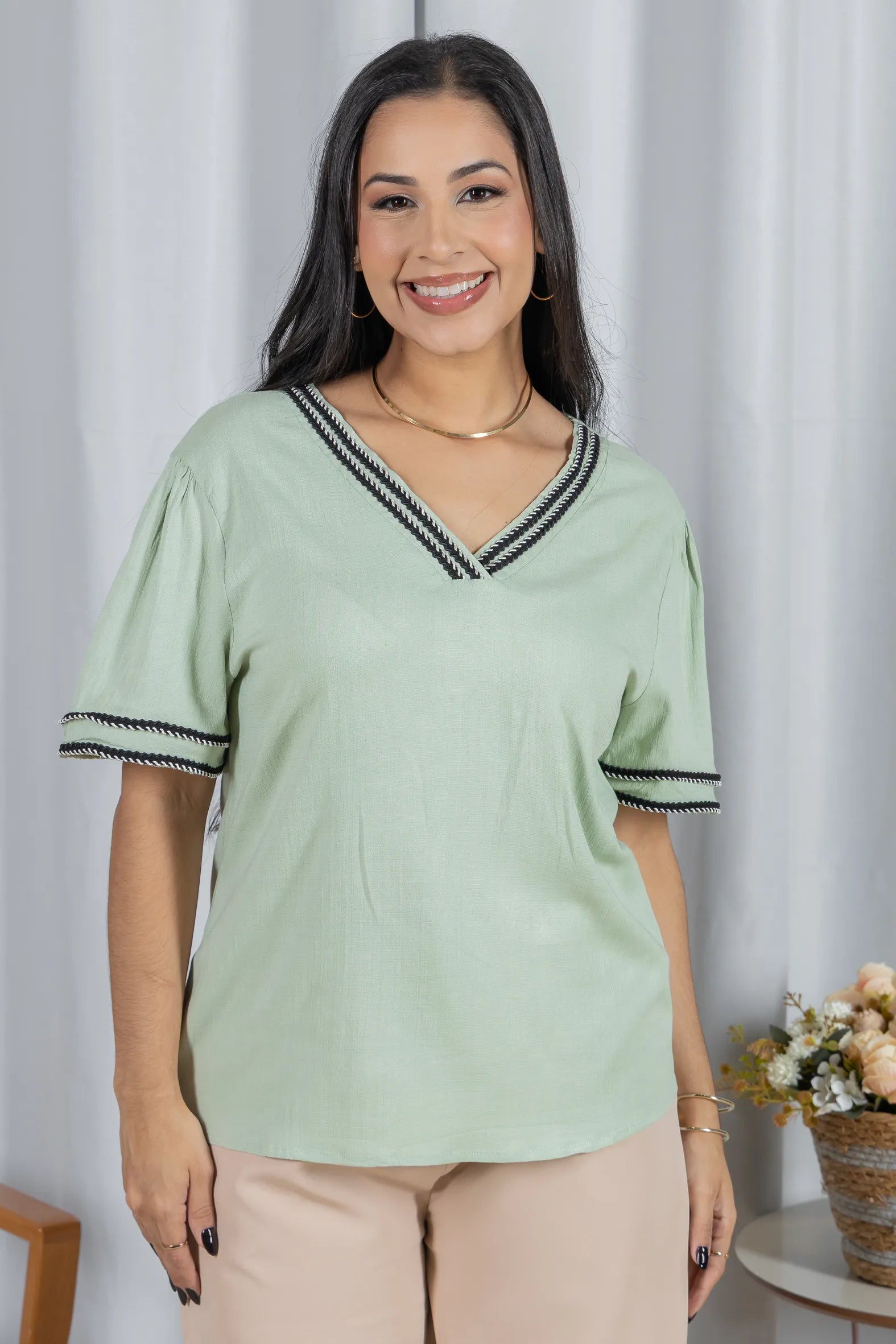 Blusa Manga Curta Decote em "V" em Visco Linen com Bordado Contrastante Helen Verde