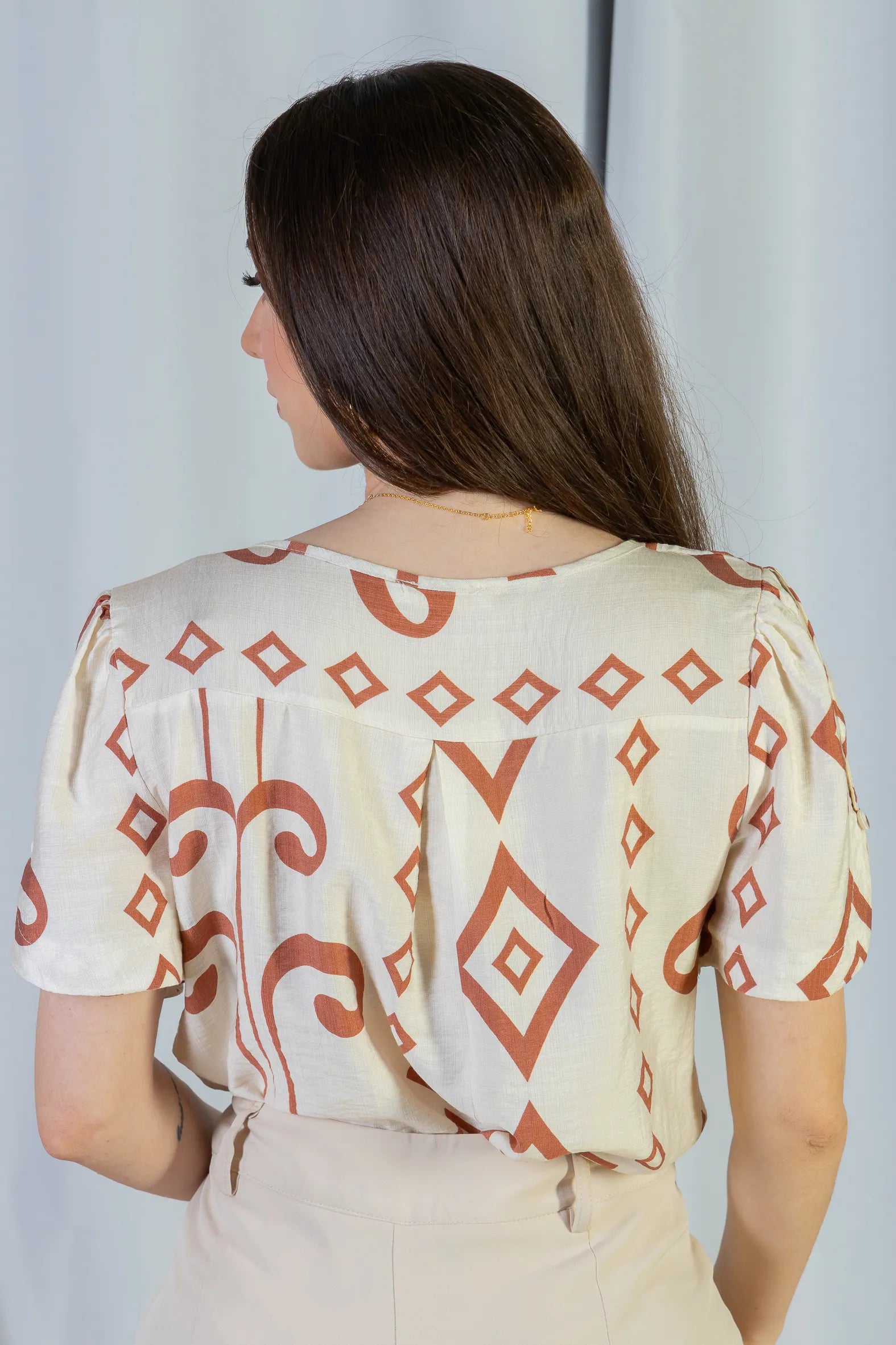 Blusa Manga Curta Detalhe Botão Vânia Estampada Terracota