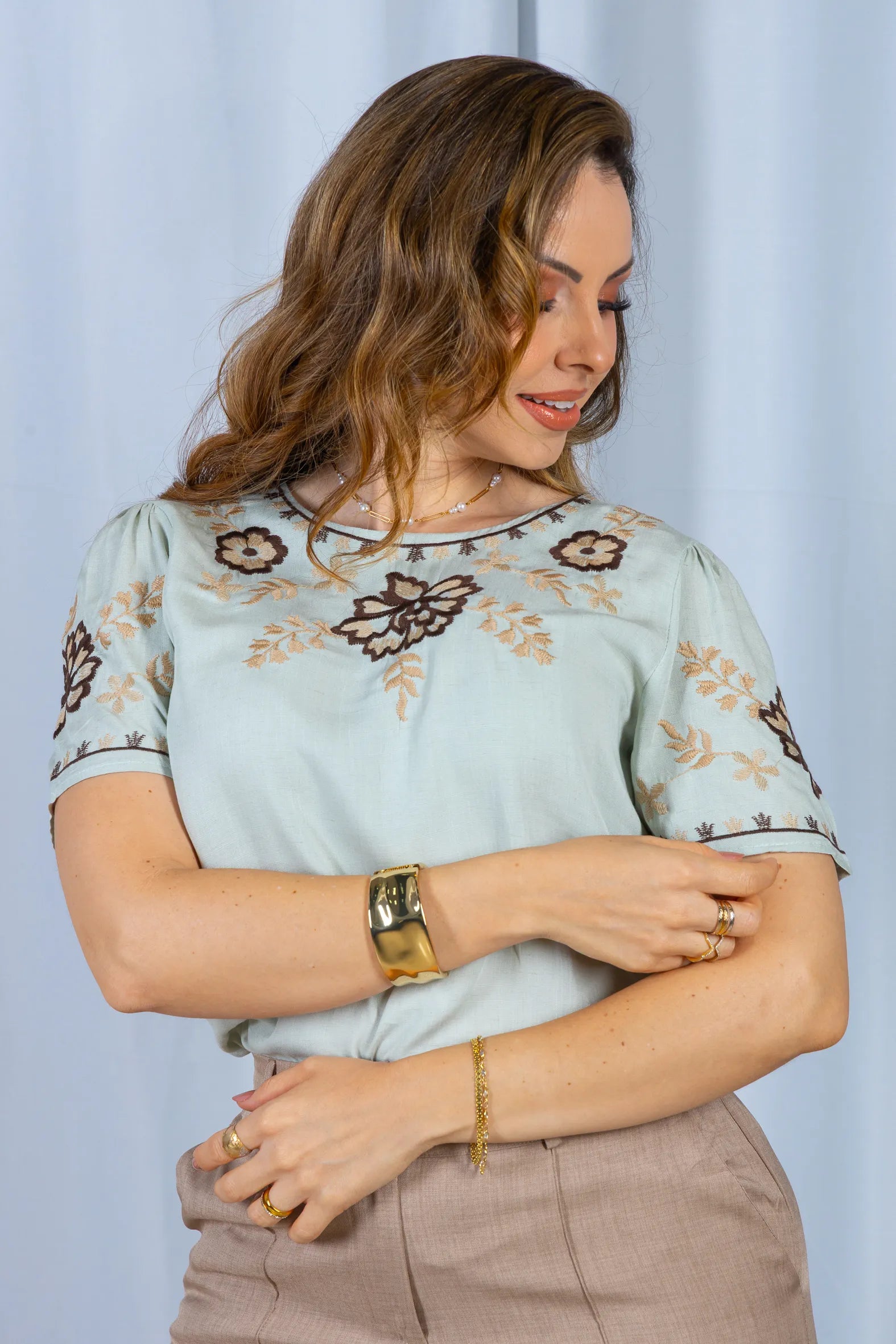 Blusa Manga Curta Visco-Linho Detalhes Bordados em Flores Darcy Verde