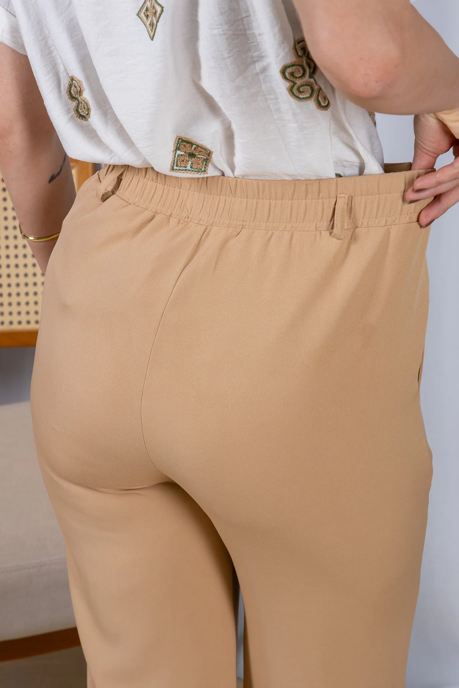 Calça Pantalona Alfaiataria Botão Encapado Margareth Bege