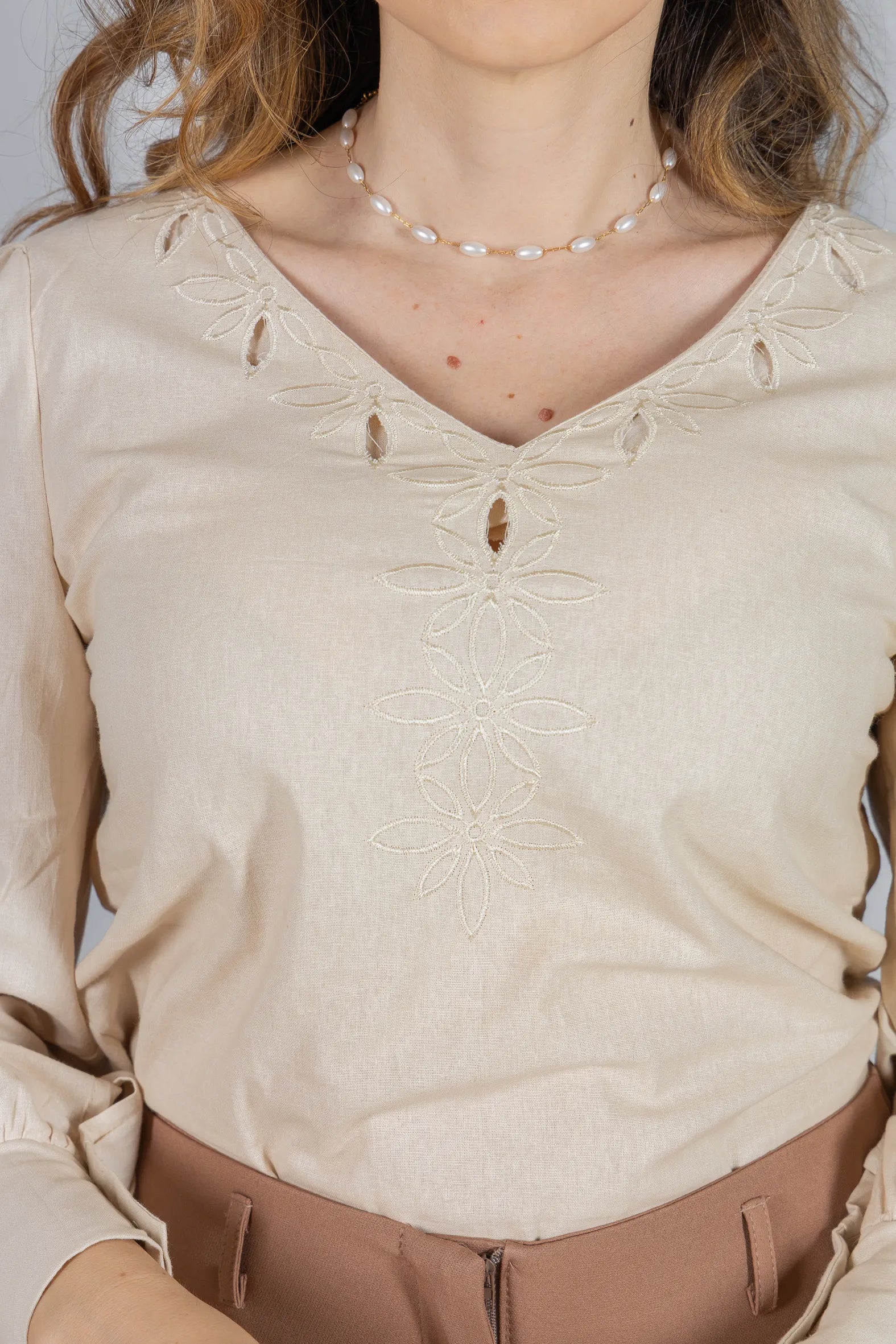 Blusa Manga Longa Decote em "V" em Cotton e Detalhes Vazados Melina Creme