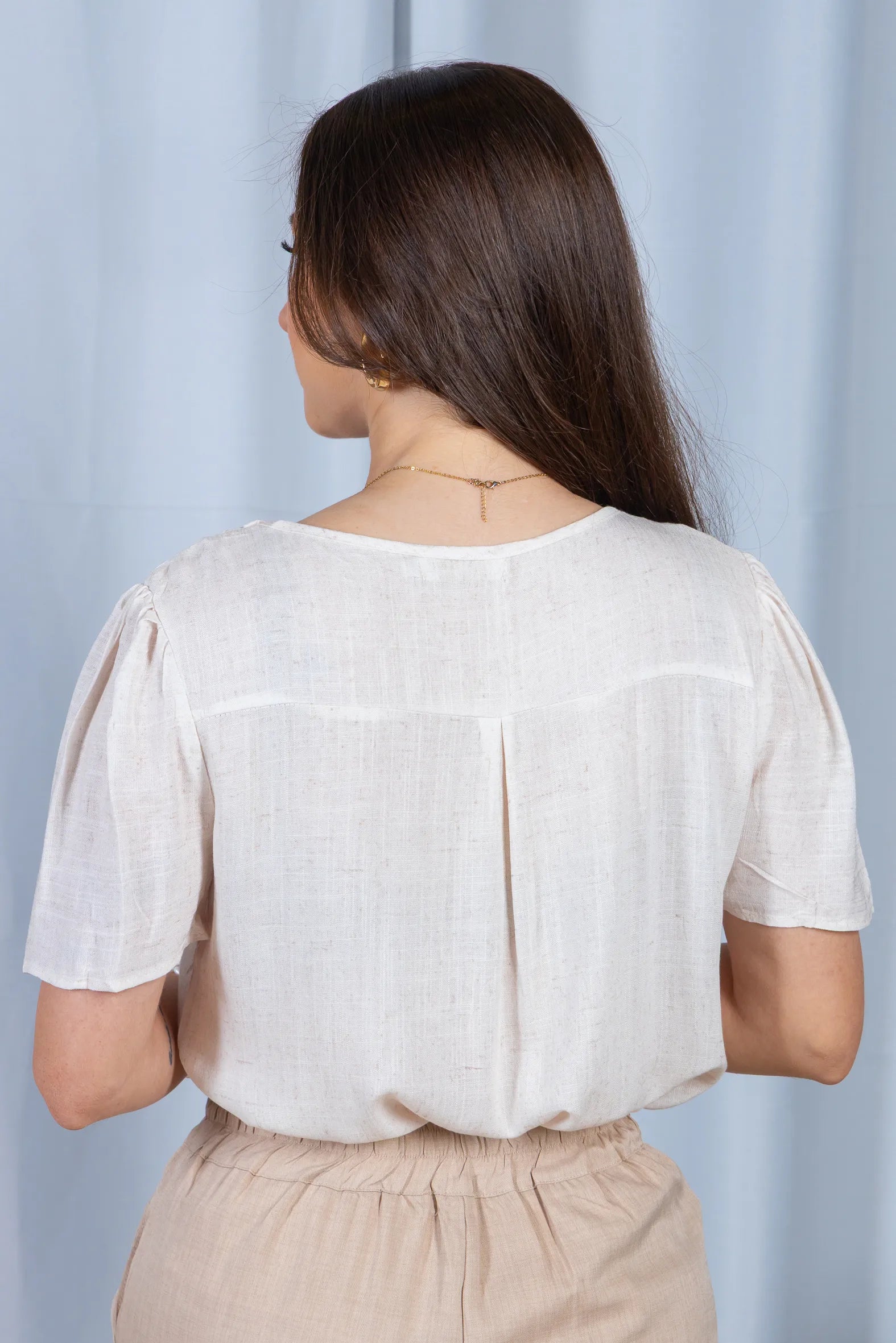 Blusa Manga Curta Visco-Linho Detalhe Colo Entrelaçado Naomi Creme