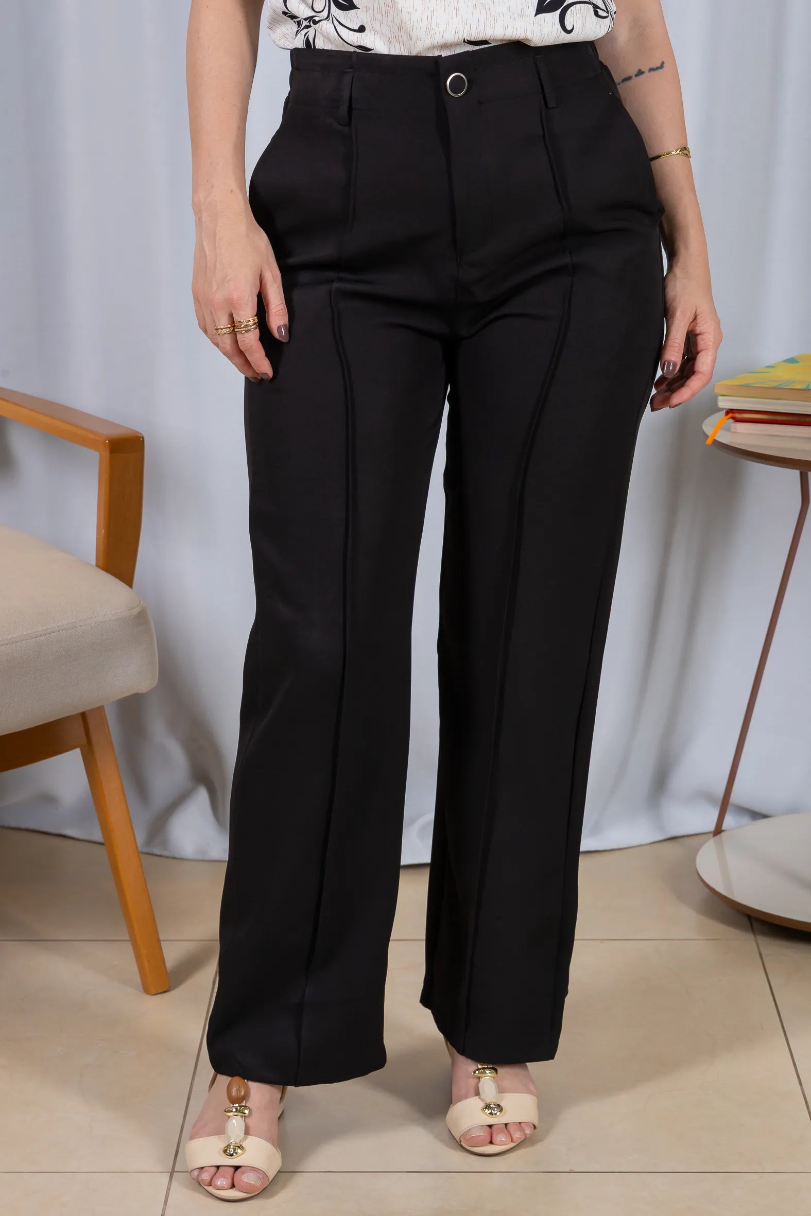 Calça Pantalona Alfaiataria Botão Encapado Margareth Preta