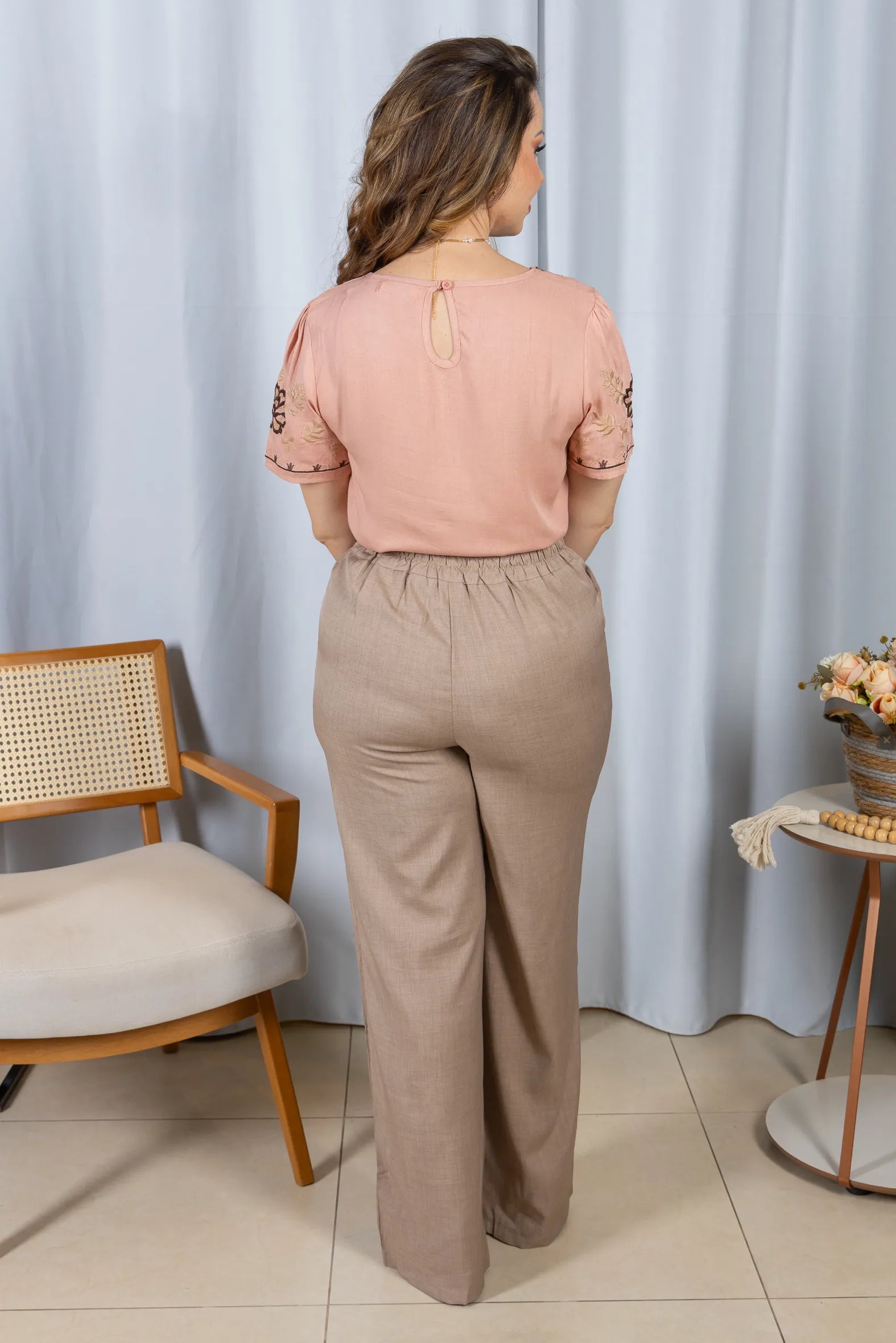 Blusa Manga Curta Visco-Linho Detalhes Bordados em Flores Darcy Rosa