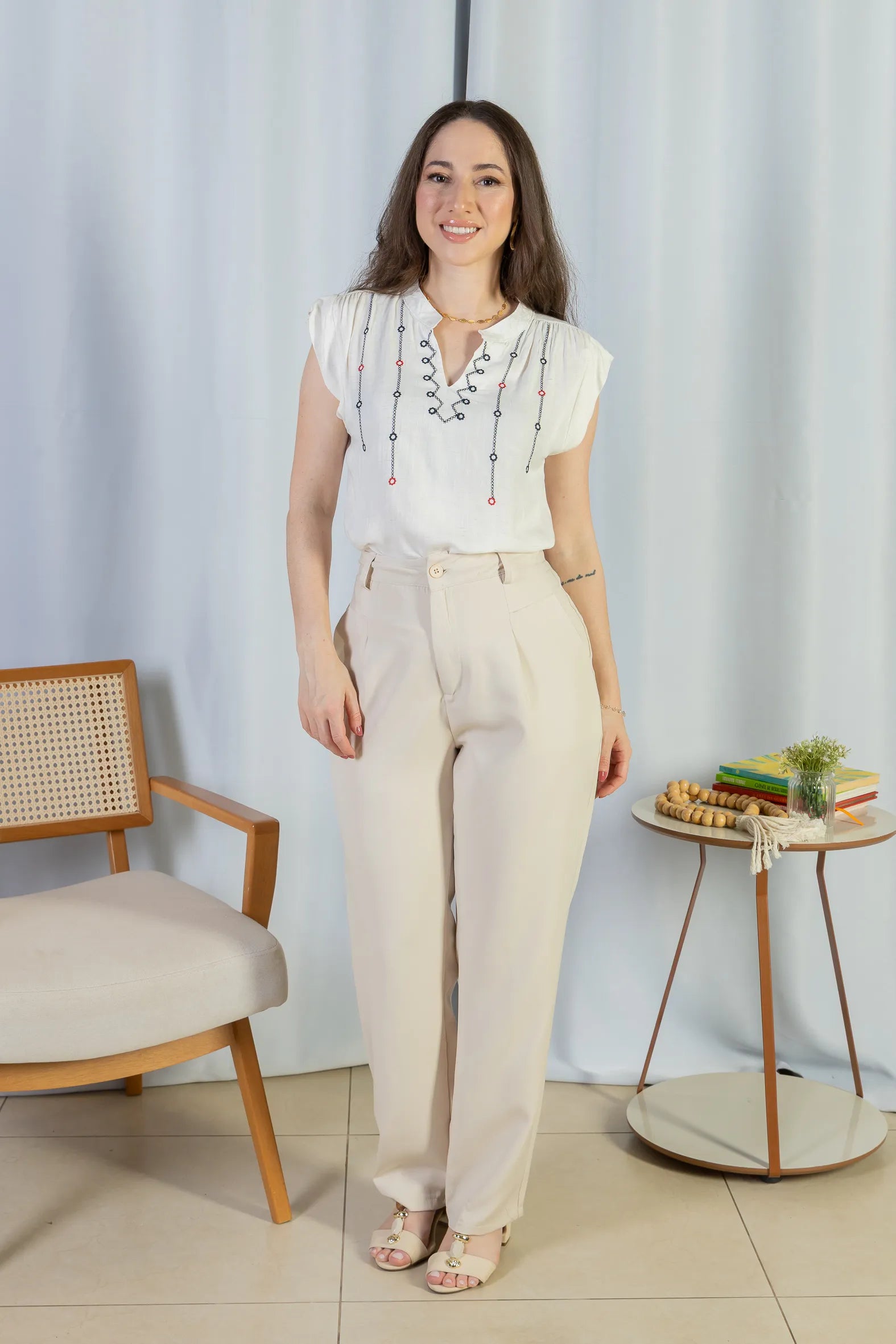 Blusa Regata Pregas Detalhe Decote "V" Visco-linho Lisandra Branca