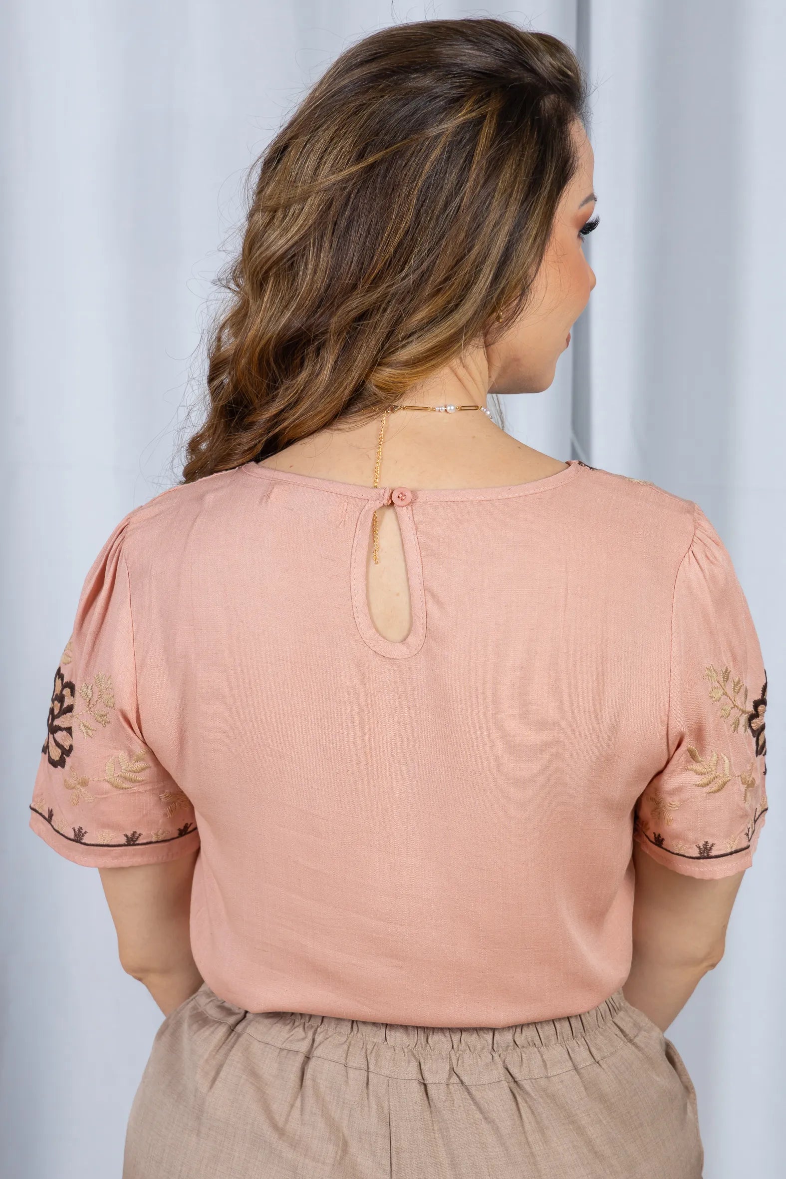 Blusa Manga Curta Visco-Linho Detalhes Bordados em Flores Darcy Rosa