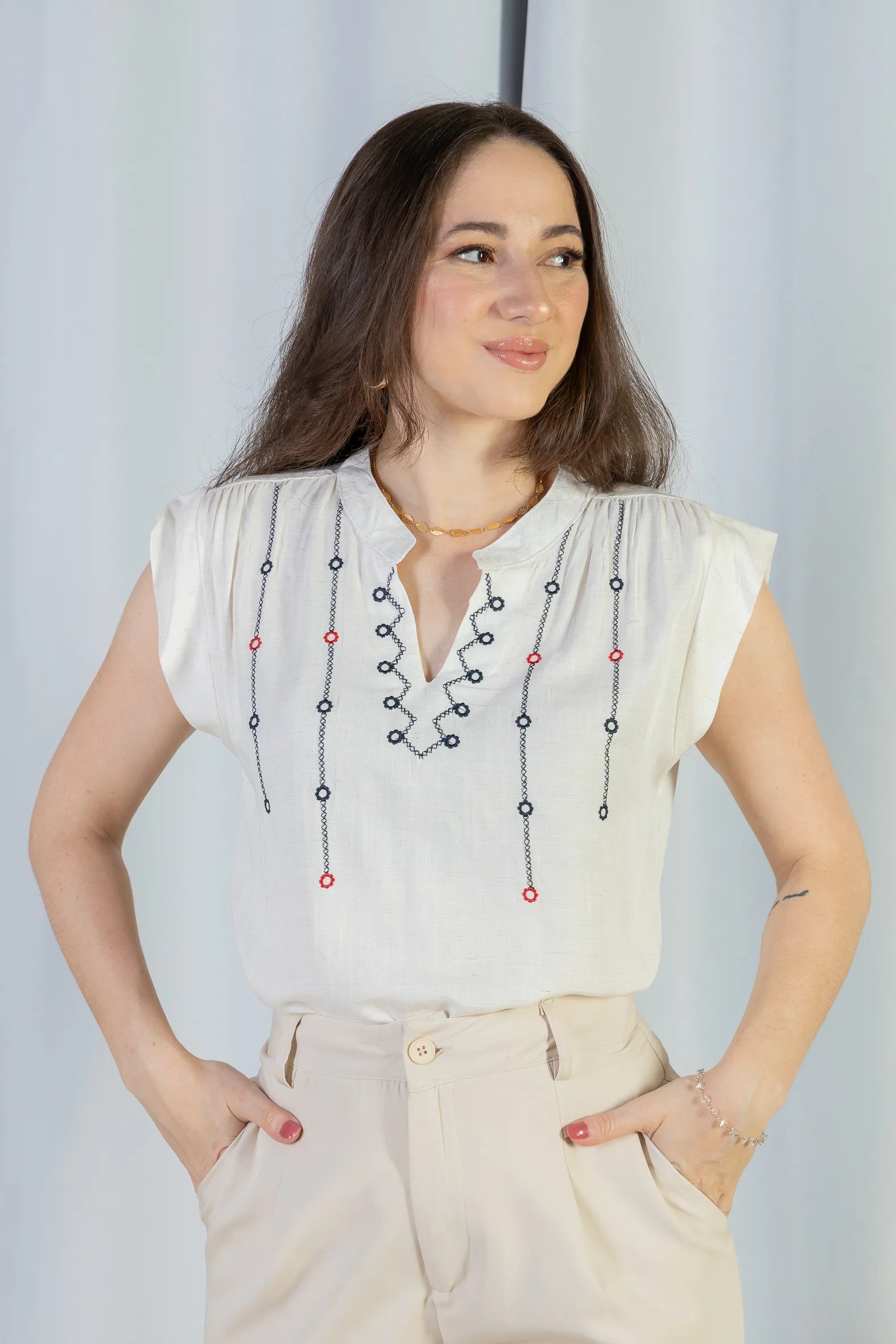 Blusa Regata Pregas Detalhe Decote "V" Visco-linho Lisandra Branca