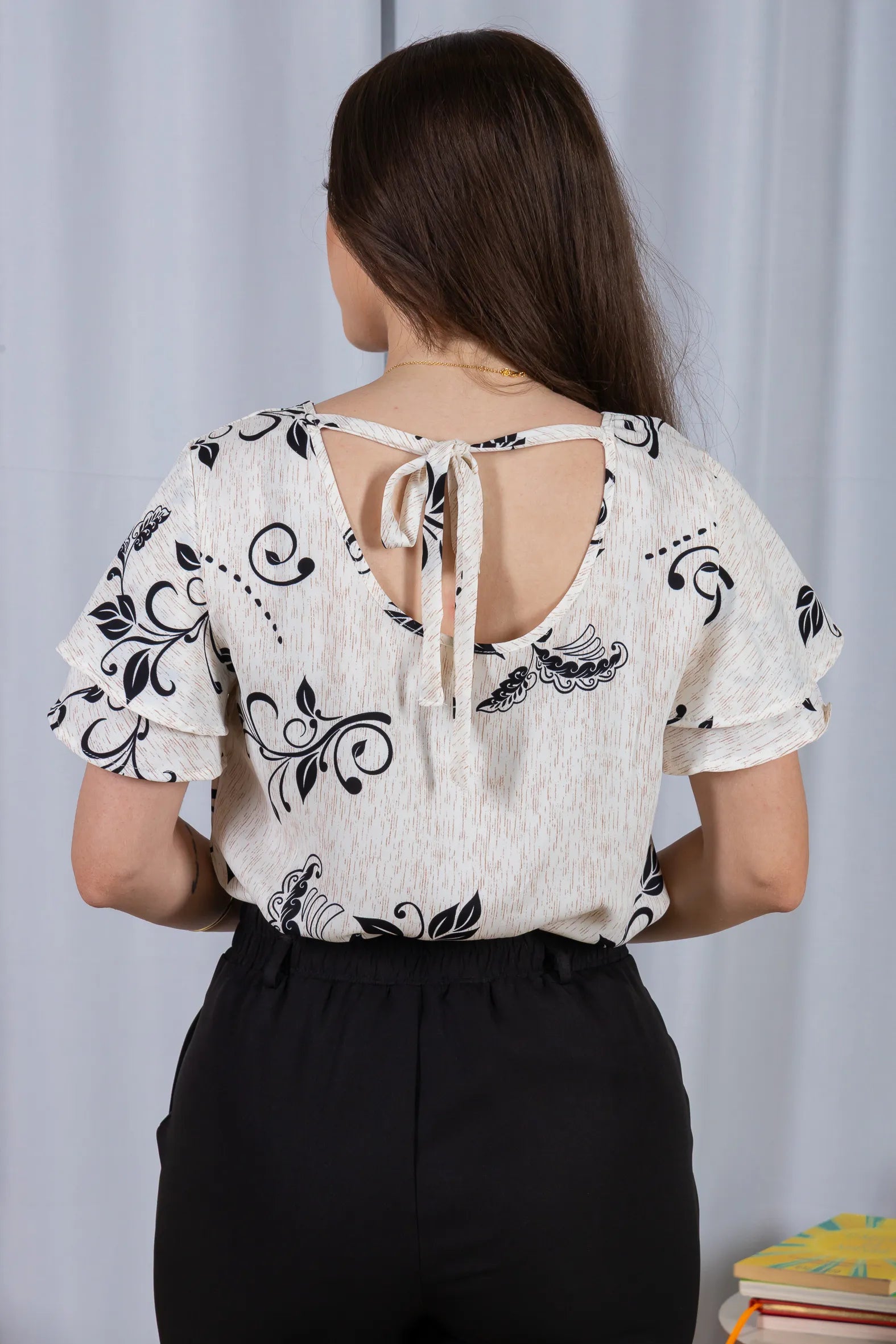 Blusa Manga Curta Camadas com Amarração Crepe Classic Eduarda Estampada Preta